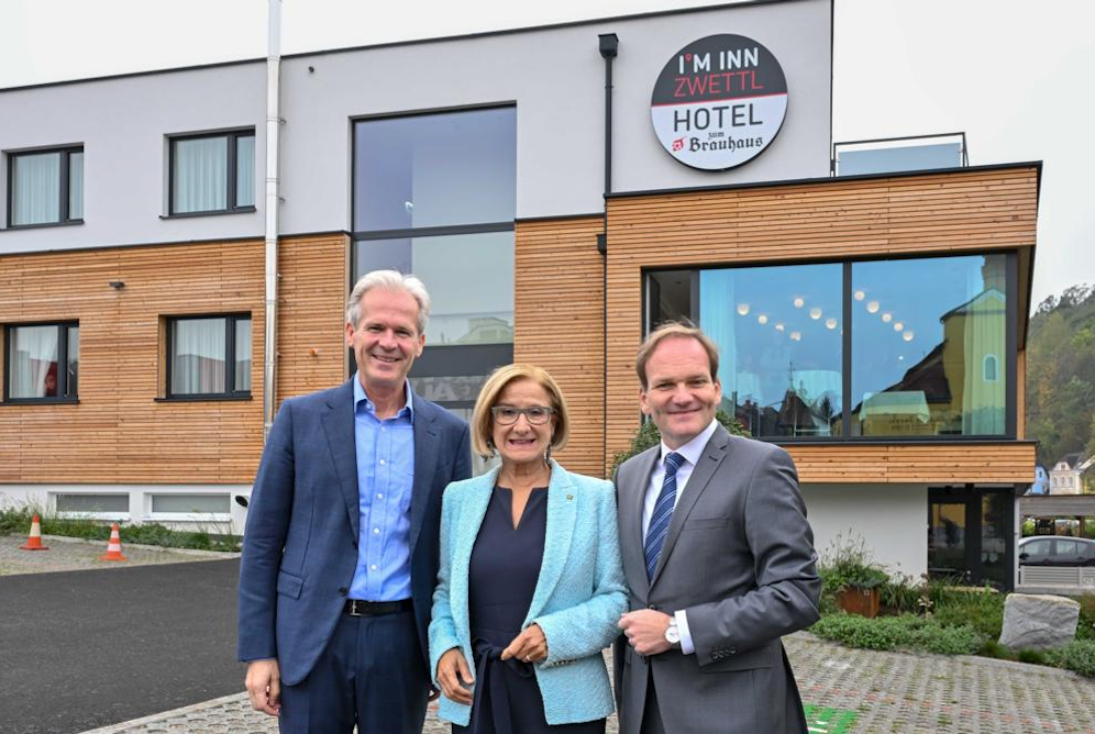 Karl Schwarz (Brauerei Zwettl), Landeschefin Johanna Mikl-Leitner und Alexander Ipp (Hotelier)