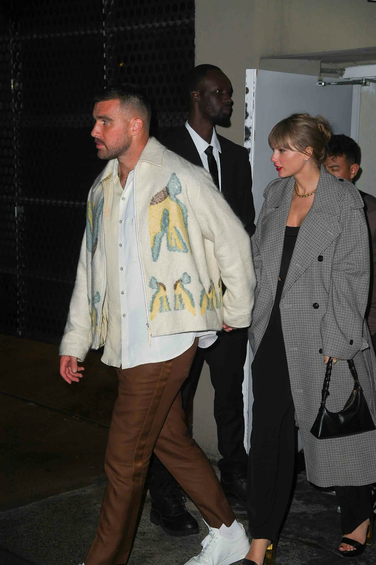 Taylor Swift und Travis Kelce sind ein Paar. Händchenhaltend bestätigten sie ihre Beziehung.