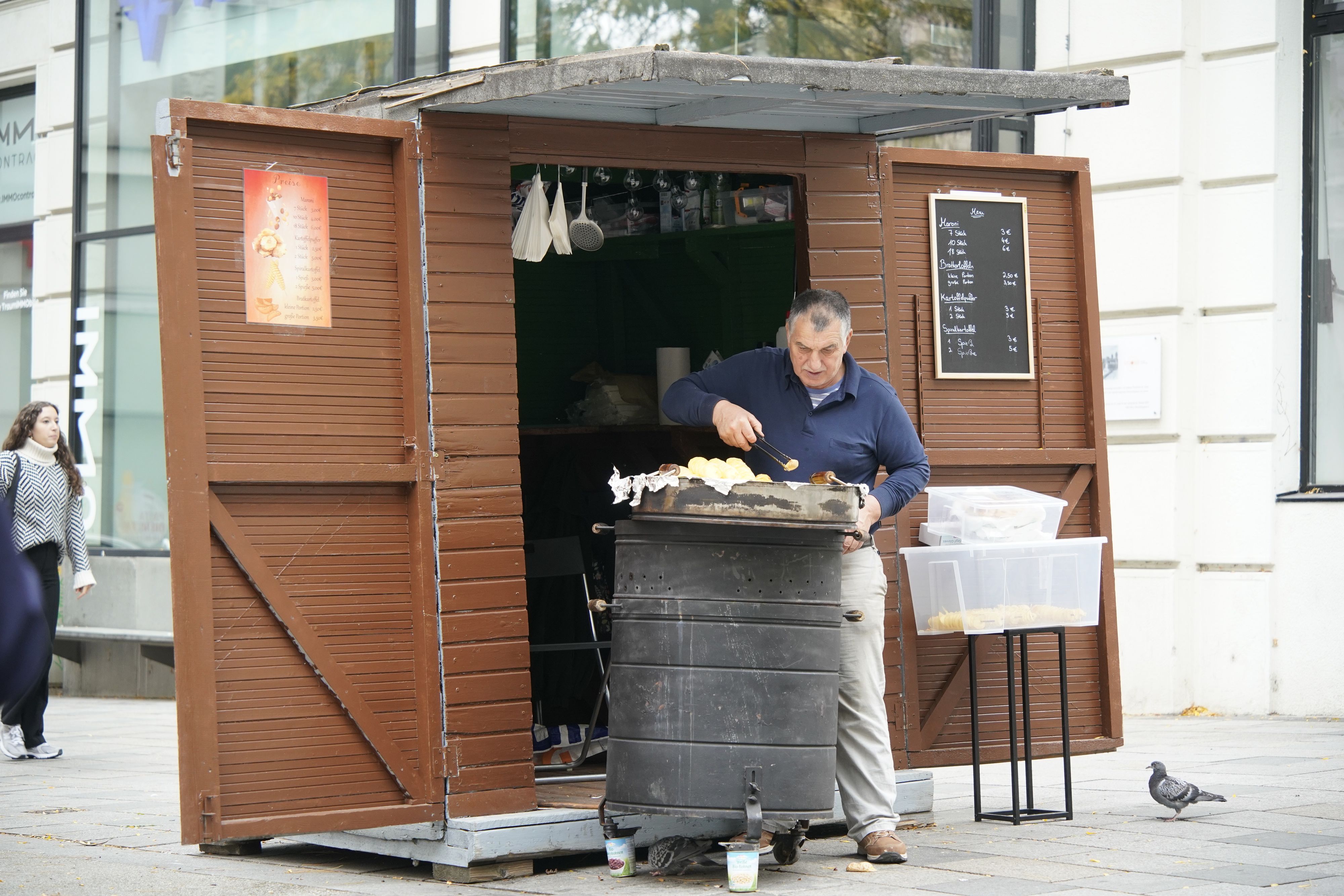 Maroni-Stand auf der Mariahilfer Straße in Wien hat schon geöffnet.