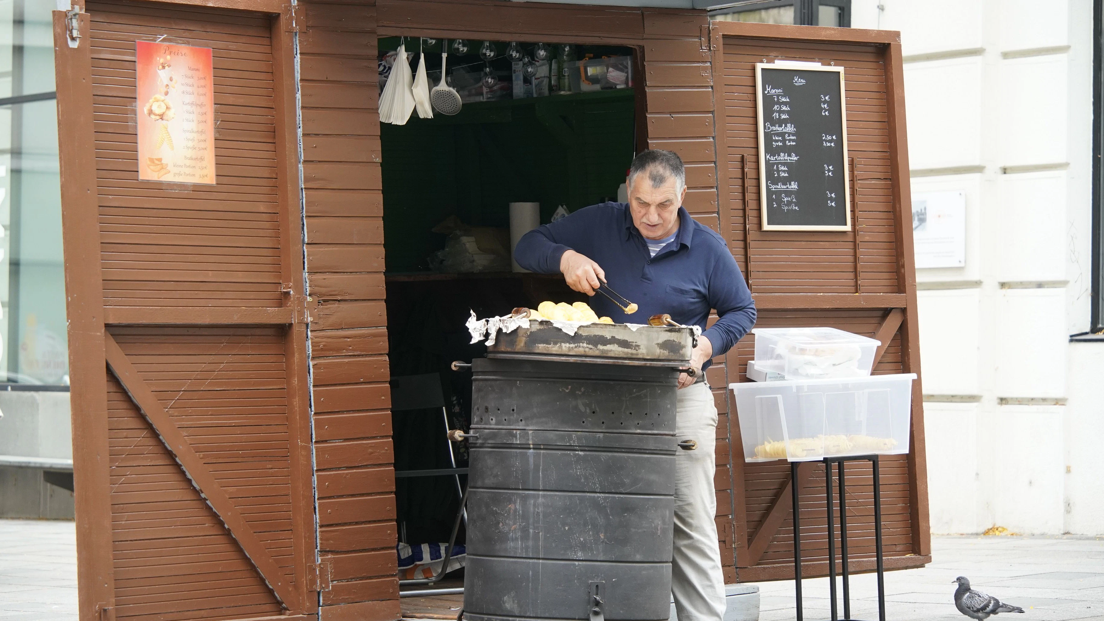 Maroni-Stand auf der Mariahilfer Straße in Wien hat schon geöffnet.