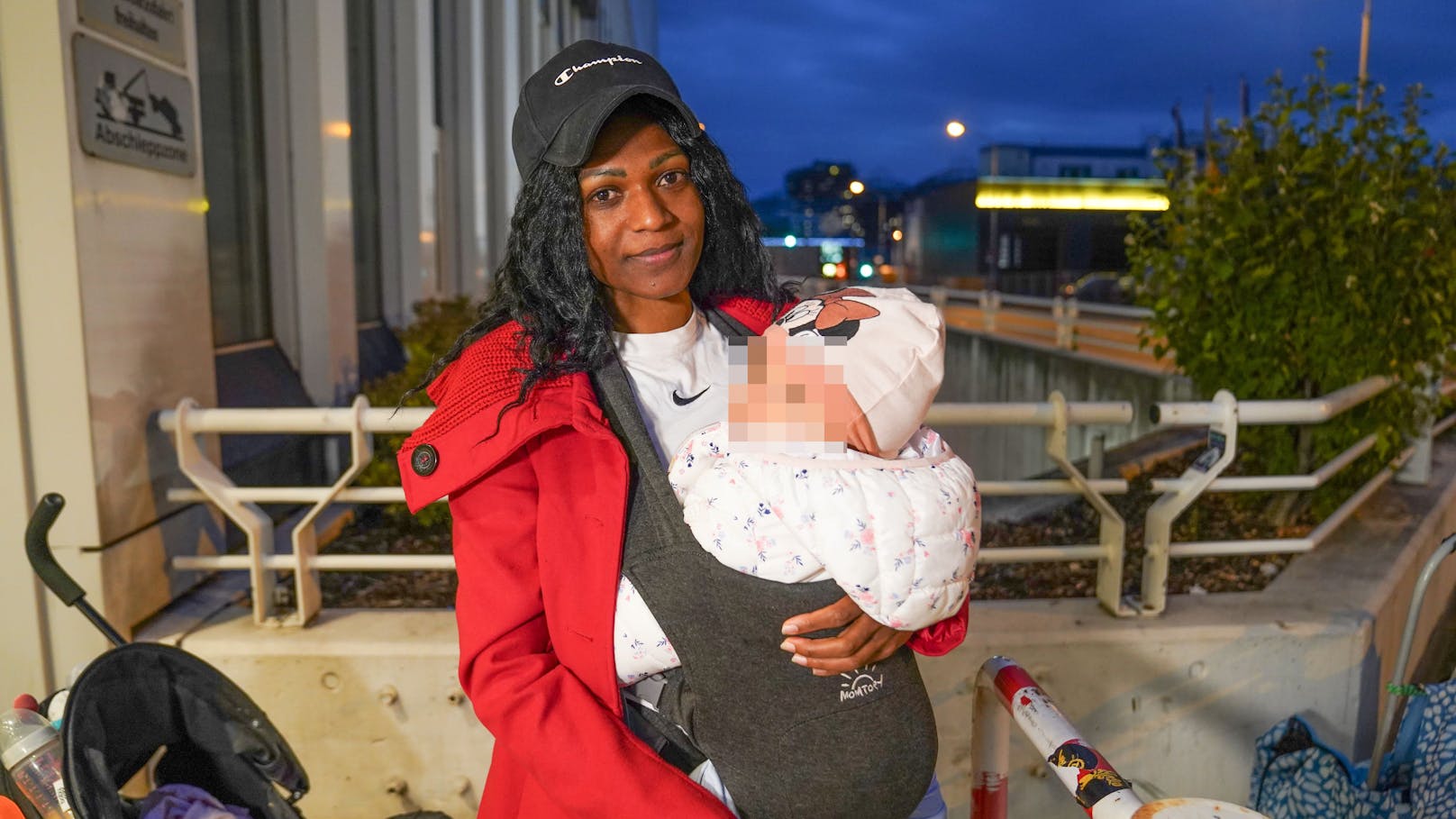 Wienerin Heidi (37) holte sich für ihre Tochter Lebensmittel vom Roten Kreuz ab und ist dafür dankbar.