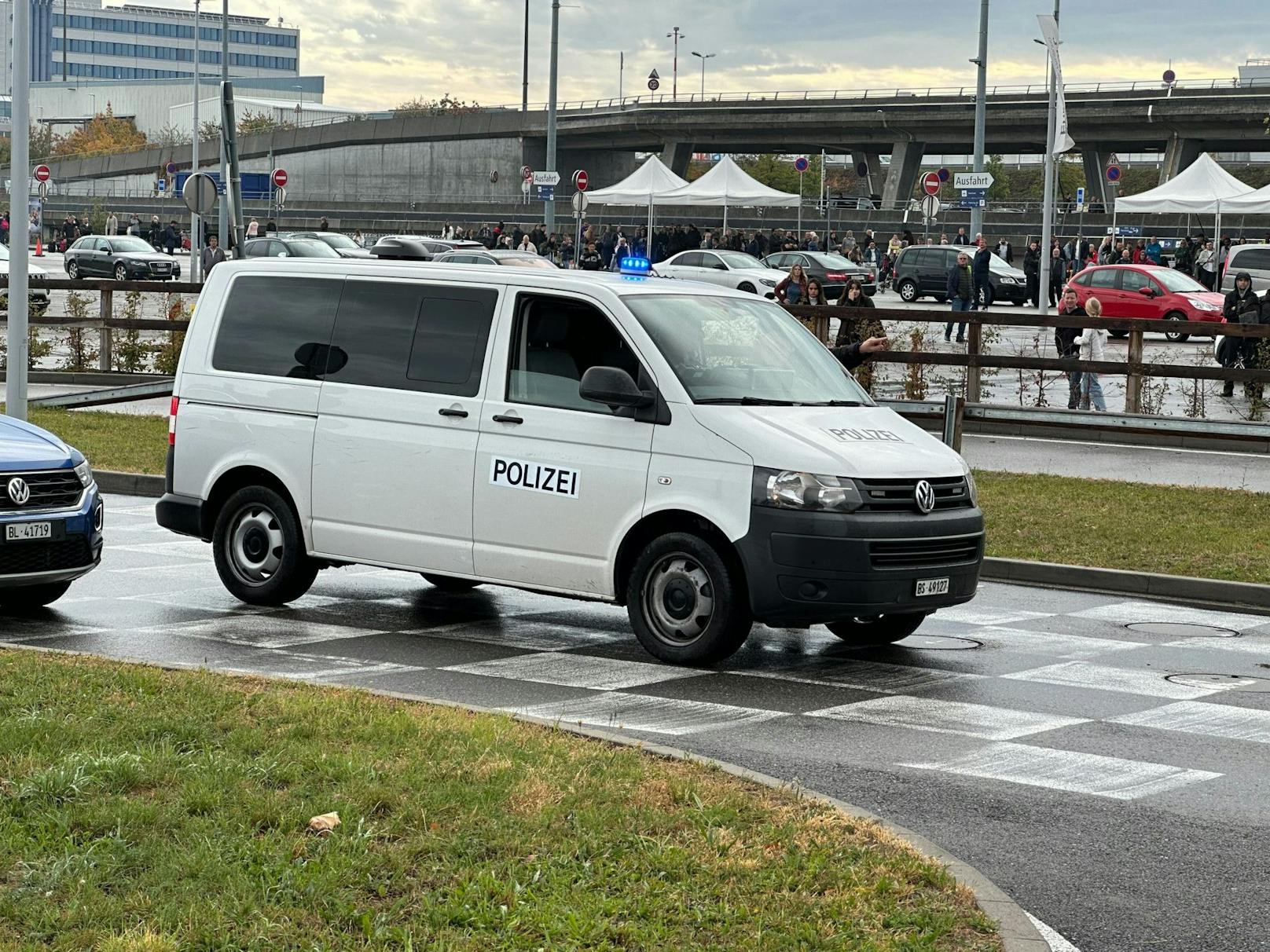 Die Basler Kantonspolizei schickte einen Sprengstoff-Spürhund an den Flughafen.