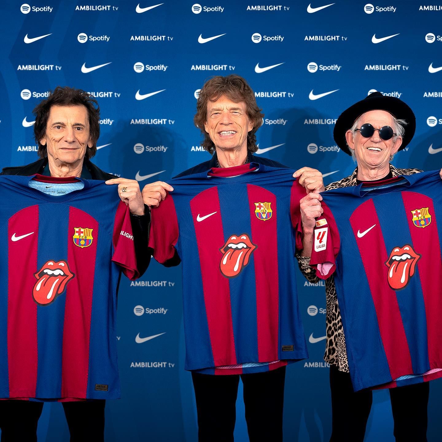 Ron Wood (l.) Mick Jagger und Keith Richards mit dem Barca-Shirt