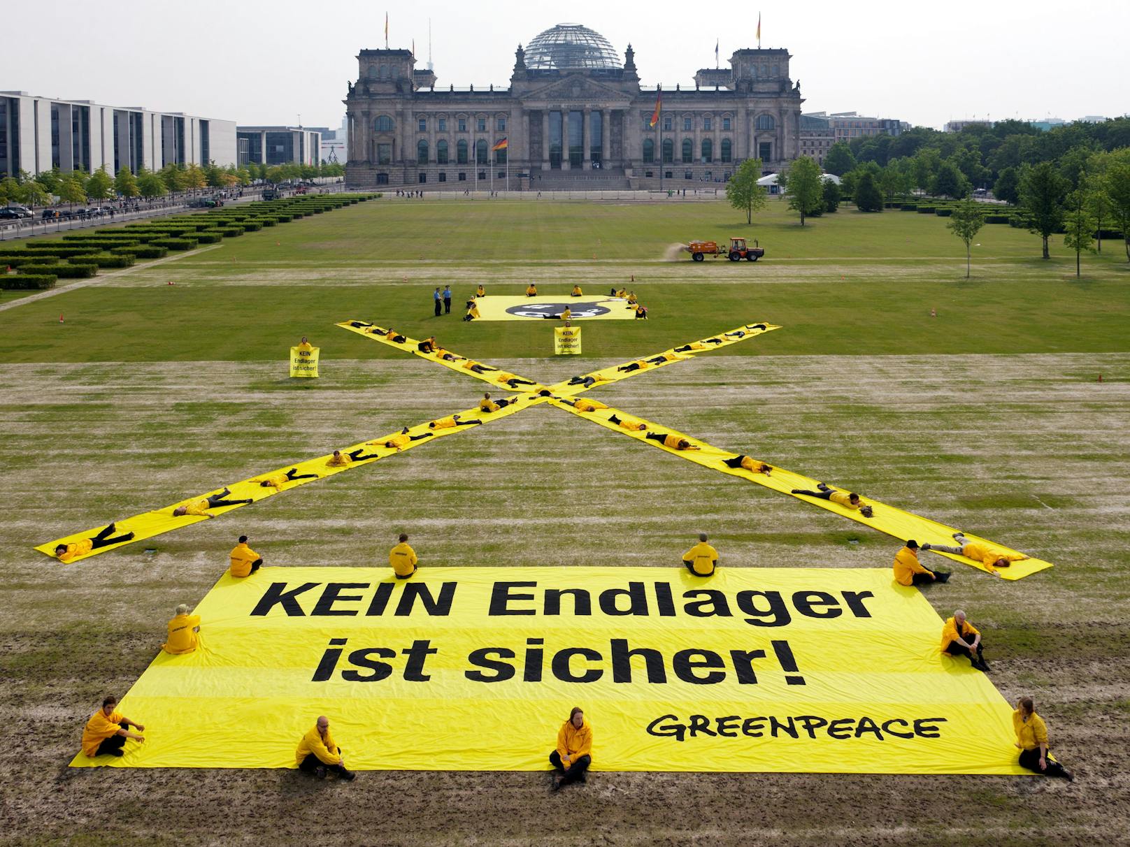 Greenpeace Protest vor dem Berliner Reichstag gegen CO2-Verpressung. Umweltschützer kritisieren die CCS-Technologie als hochriskant und teuer. Es wird gemahnt, dass es eher das Ziel sein sollte, den CO2-Ausstoß zu minimieren, anstatt die Treibhausgase aufzufangen und zu speichern.