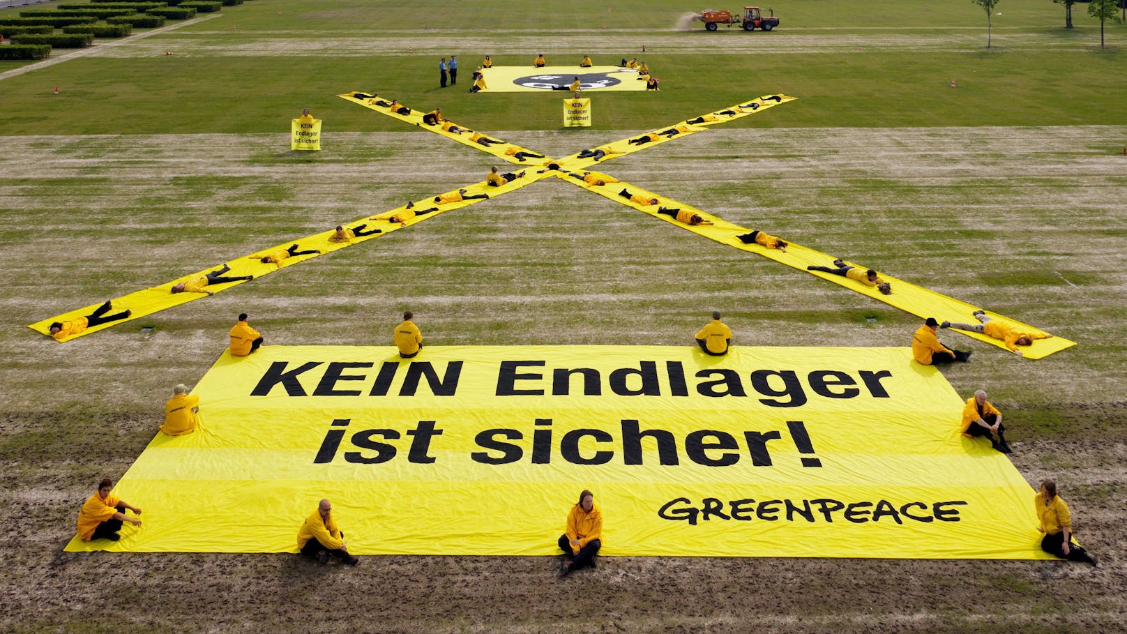 Greenpeace Protest vor dem Berliner Reichstag gegen CO2-Verpressung. Umweltschützer kritisieren die CCS-Technologie als hochriskant und teuer. Es wird gemahnt, dass es eher das Ziel sein sollte, den CO2-Ausstoß zu minimieren, anstatt die Treibhausgase aufzufangen und zu speichern.