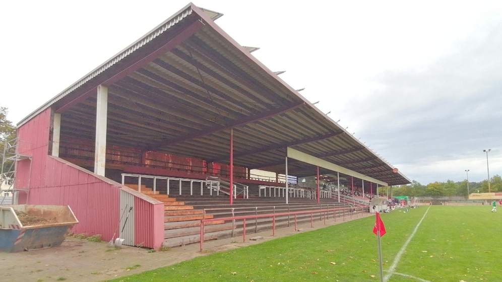 Die Leiche wurde unter einer der Tribünen gefunden.