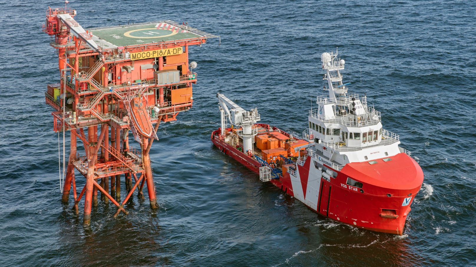 Anschließend wird das schädliche Treibhausgas in leere Gasfelder unter der Nordsee transportiert. In drei bis vier Kilometern unter der Meeresoberfläche wird es dort gespeichert.