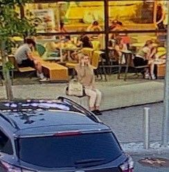 Die Frau wurde von einer Überwachungskamera gefilmt.