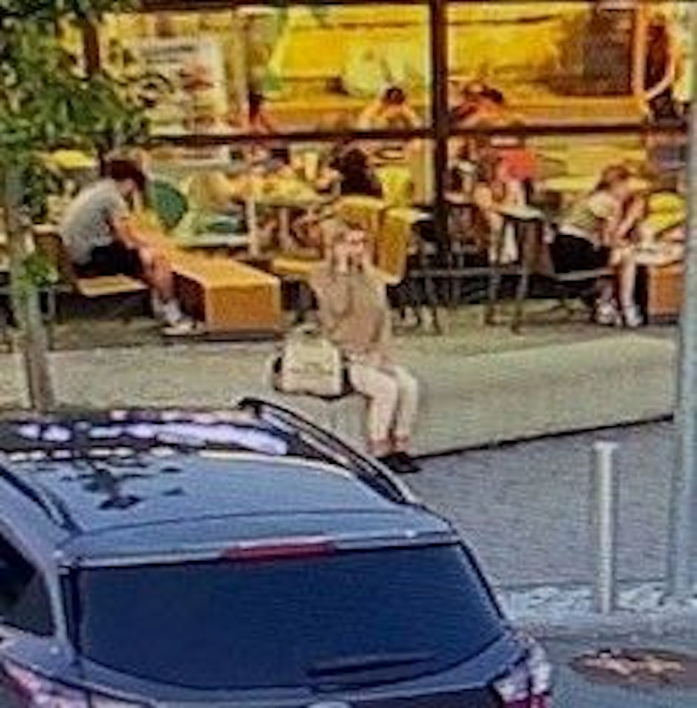 Die Frau wurde von einer Überwachungskamera gefilmt.