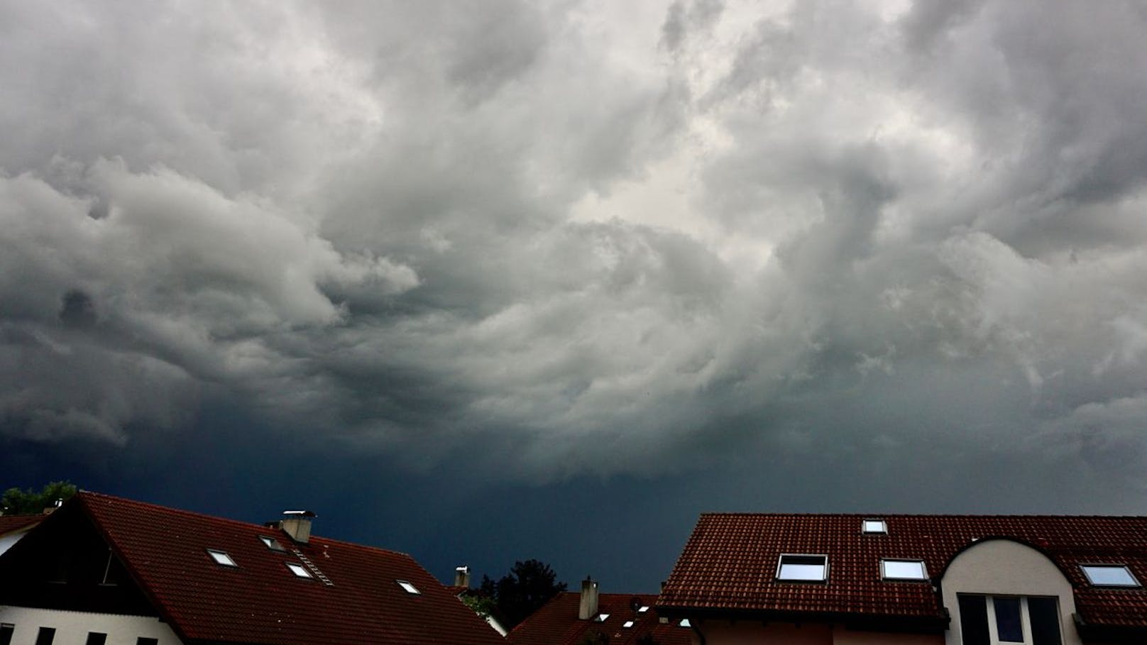 "Fenster, Tür schließen" – heftiger Sturm wütet in Wien