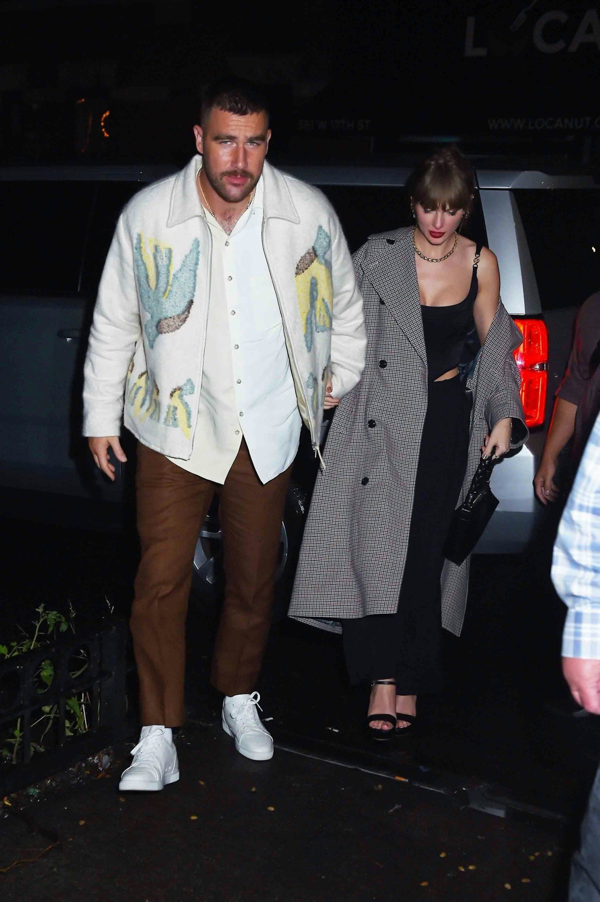 Taylor Swift und Travis Kelce sind ein Paar. Händchenhaltend bestätigten sie ihre Beziehung.