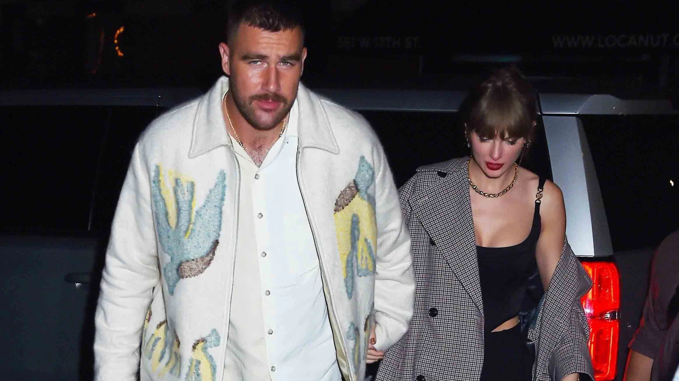Taylor Swift und Travis Kelce sind ein Paar. Händchenhaltend bestätigten sie ihre Beziehung.