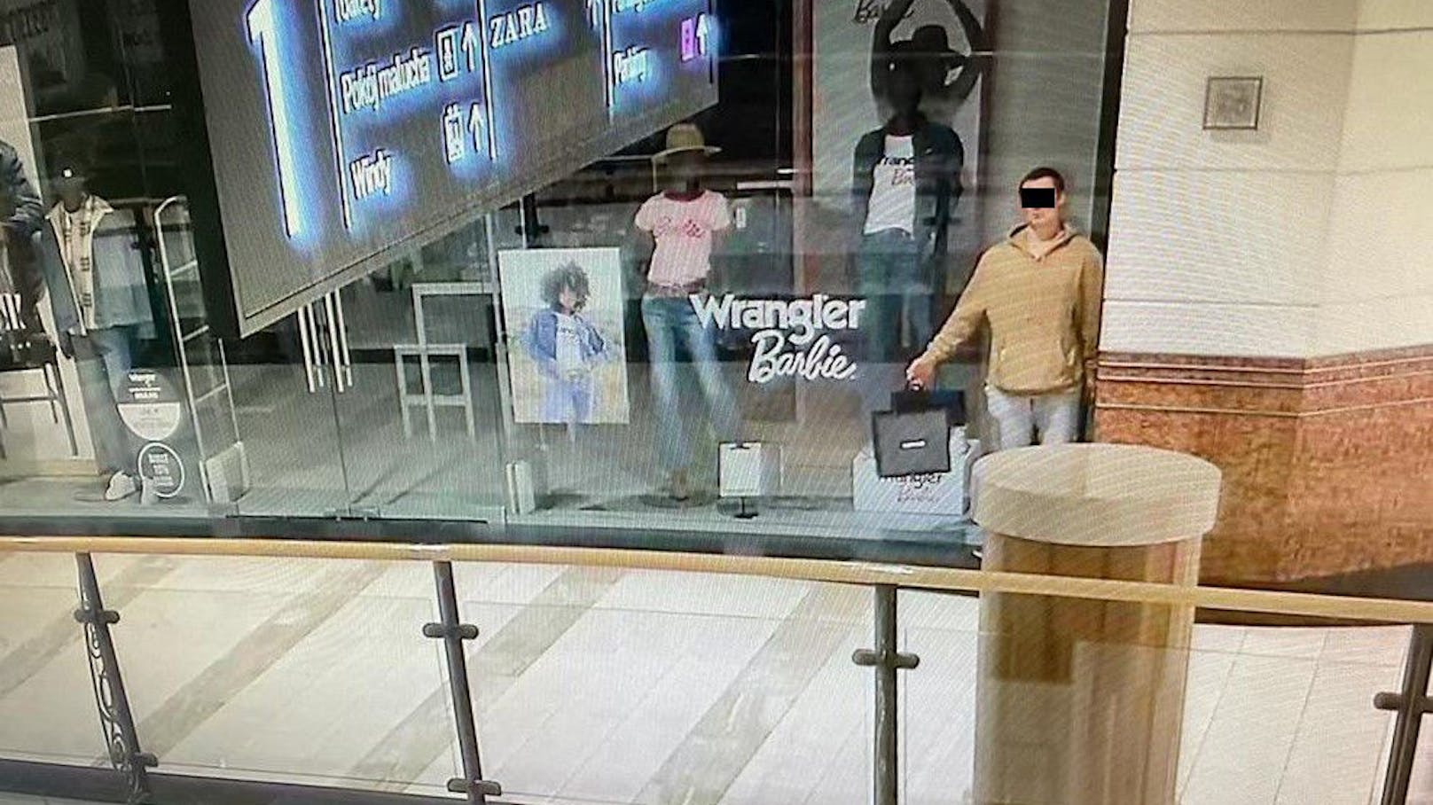 Ein Einbrecher in Warschau versucht sich als Schaufensterpuppe, um die Kameras und Security zu täuschen.