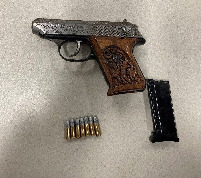 Festnahme bei Fahrzeugkontrolle: Der verdächtiger Lenker hatte auch eine kleinkalibrige Pistole bei sich.