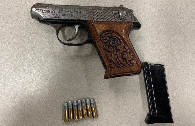 Festnahme bei Fahrzeugkontrolle: Der verdächtiger Lenker hatte auch eine kleinkalibrige Pistole bei sich.