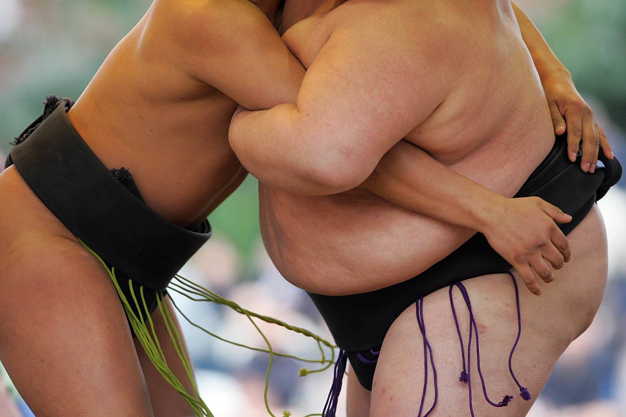 Bildnummer: 02027574  Datum: 07.04.2006  Copyright: imago/AFLOSPORT Zwei Sumotori im Clinch - PUBLICATIONxINxGERxSUIxAUTxHUNxONLY; Vdig, quer, close, Sumoringer, halten, Haltegriff, klammern, Klammergriff, Mawashi, Sumogürtel, heben, ausheben, hochheben, Hebel o0 Rikishi Sumoringen 2006, Tokio, Tokyo aflo1045 Sumo Herren Einzel Gruppenbild Aktion Körperteile Symbolfoto