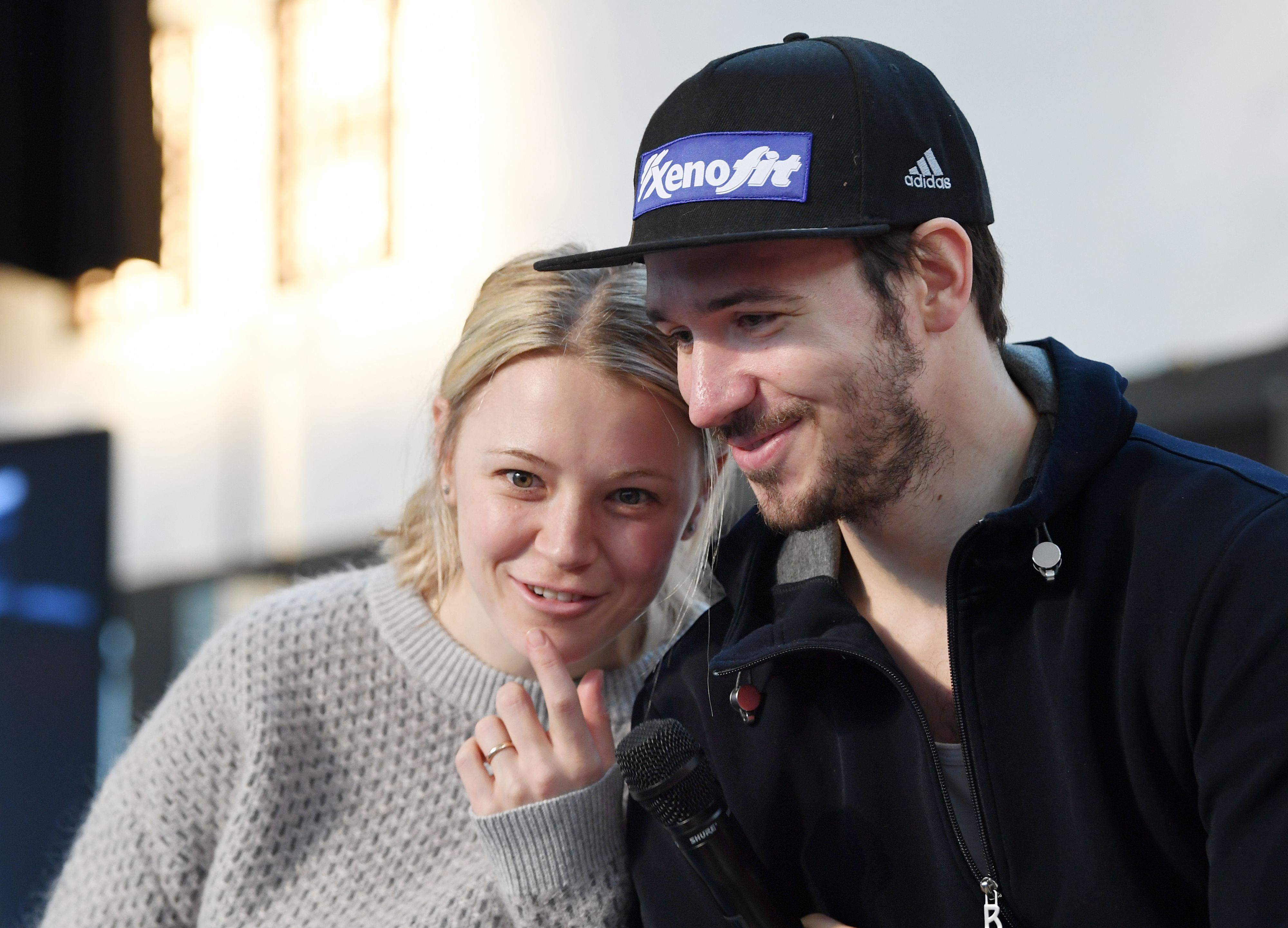 Download von www.picturedesk.com am 15.01.2022 (17:56).  The ski racer Felix Neureuther and his wife, biathlete Miriam Neureuther sit together at a chat show during the official outfitting of the German Olympic Team for the Winter Olympics in Pyeongchang, in Munich, Germany, 16 January 2018. Photo: Tobias Hase/dpa - 20180116_PD4208 - Rechteinfo: Rights Managed (RM)