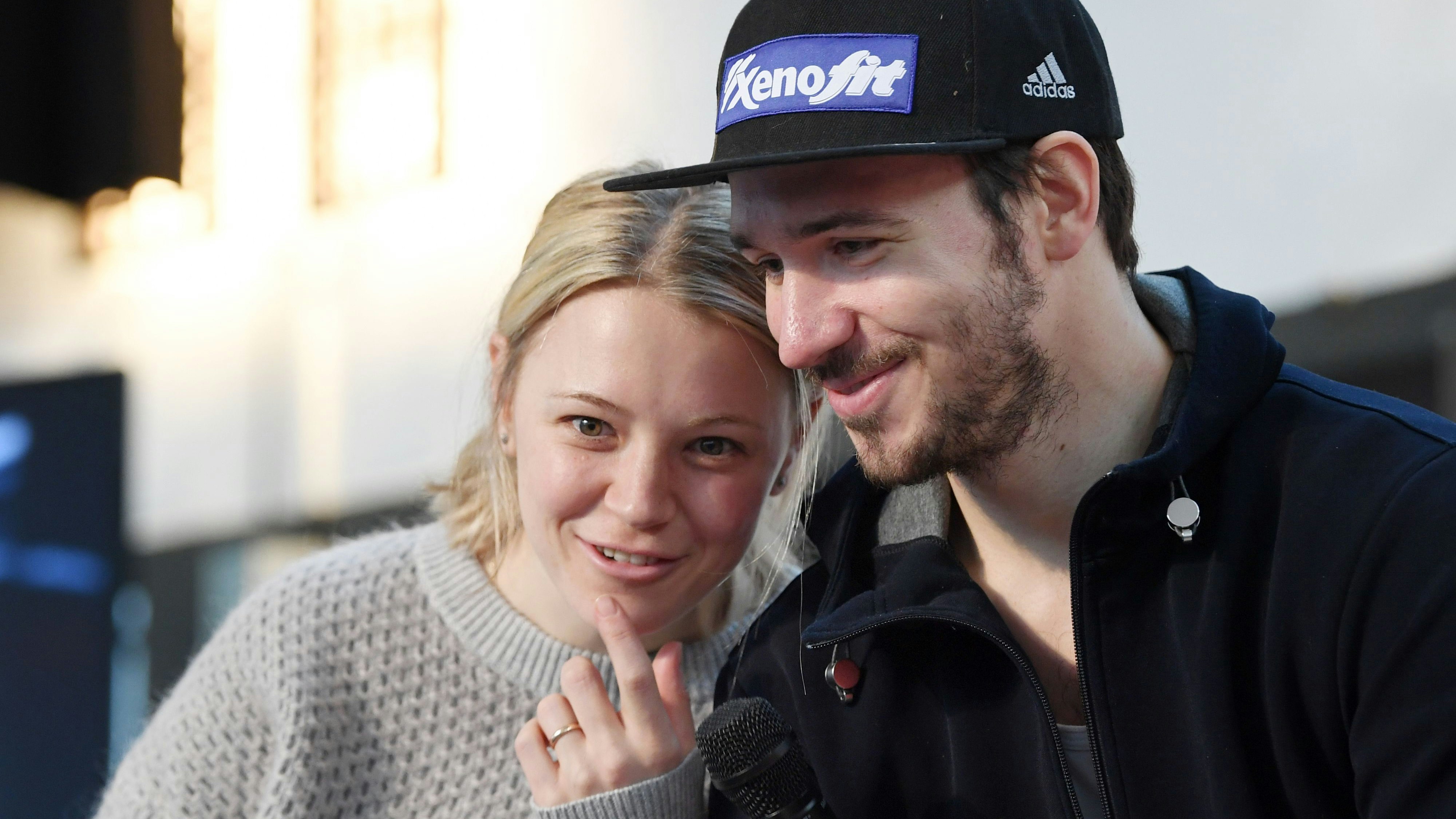 Download von www.picturedesk.com am 15.01.2022 (17:56).  The ski racer Felix Neureuther and his wife, biathlete Miriam Neureuther sit together at a chat show during the official outfitting of the German Olympic Team for the Winter Olympics in Pyeongchang, in Munich, Germany, 16 January 2018. Photo: Tobias Hase/dpa - 20180116_PD4208 - Rechteinfo: Rights Managed (RM)