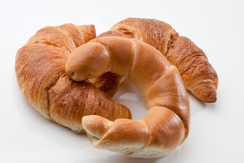 Zwei Croissants und ein Wiener Kipferl – ein falscher Verdacht rund um ein Stück Frühstückgebäck wurde nun für einen Supermarkt-Filialleiter teuer.