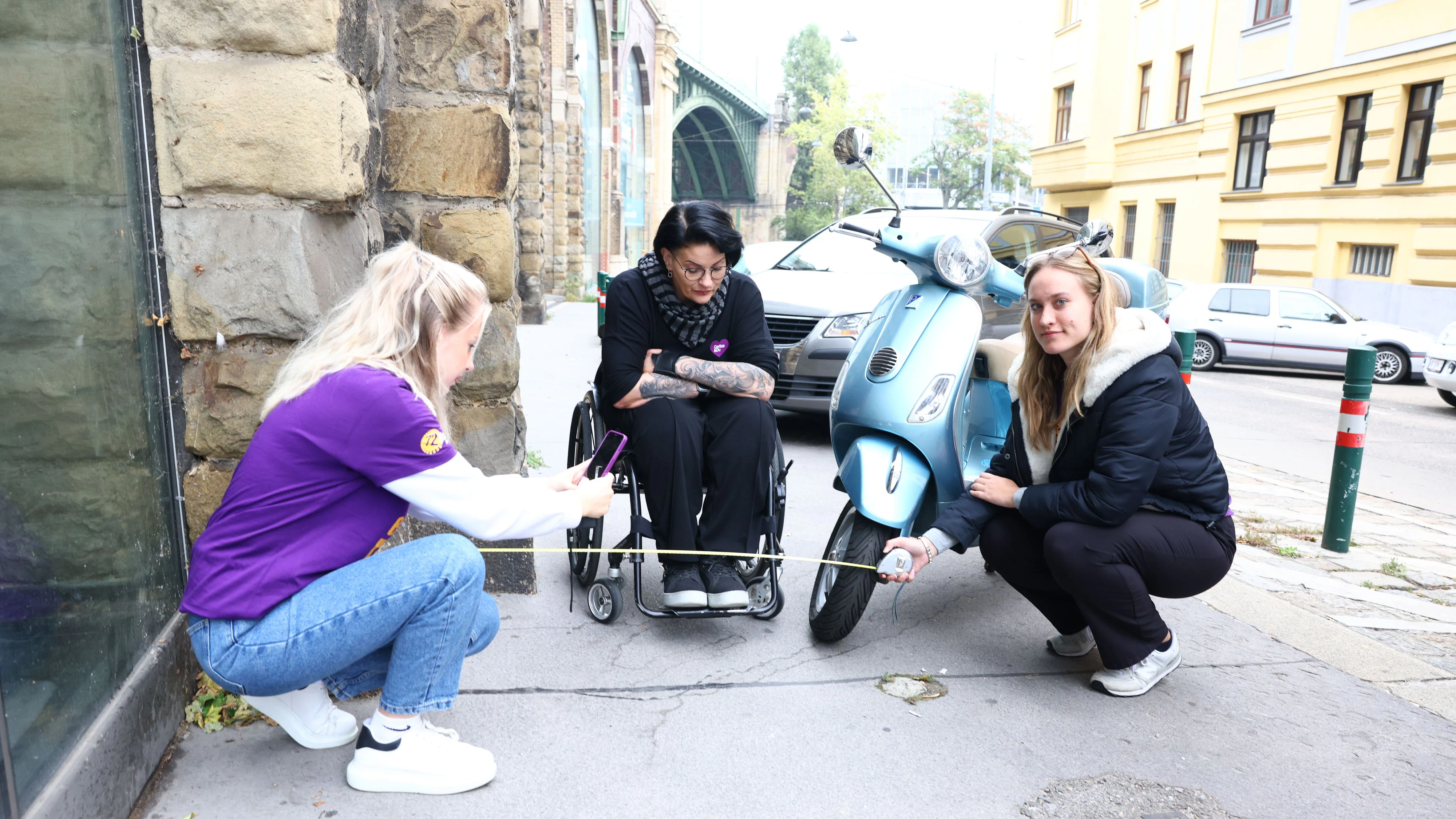 Beim Projekt "Wheelchairmapping" prüfen die Teilnehmer gemeinsam Wien auf seine Barrierefreiheit.