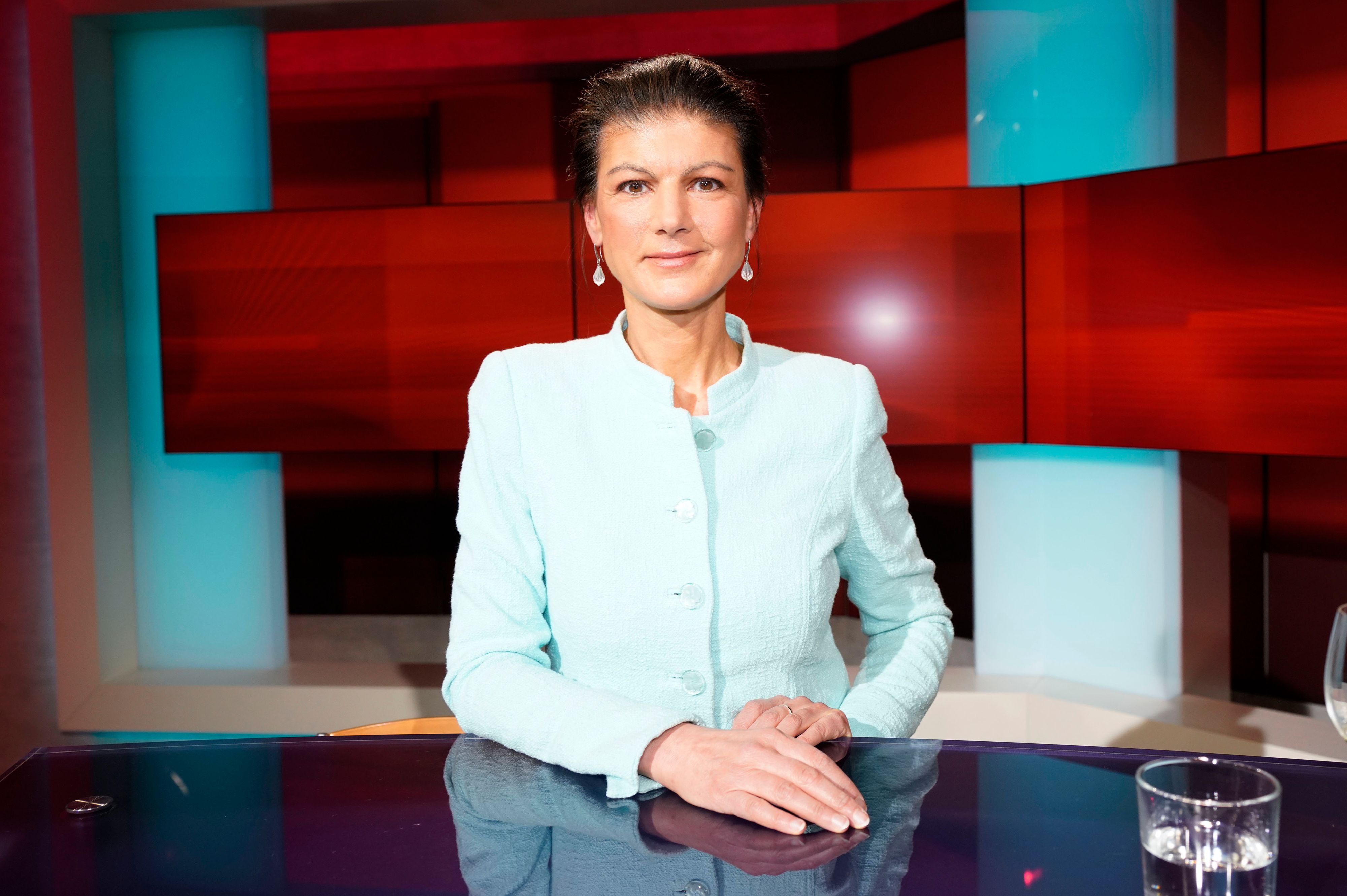 Download von www.picturedesk.com am 19.10.2023 (08:39).  ACT Talkshow 'hart aber fair' in Berlin -- Sahra Wagenknecht in der ARD-Talkshow 'hart aber fair' im Studio Adlershof in Berlin / 270223 - 20230227_PD12219 - Rechteinfo: Rights Managed (RM)