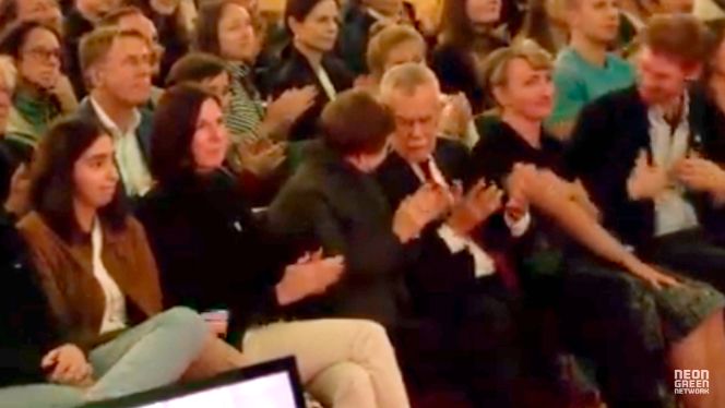 Bundespräsident Alexander Van der Bellen raunte Ehefrau Doris während des Schlussapplauses zu.