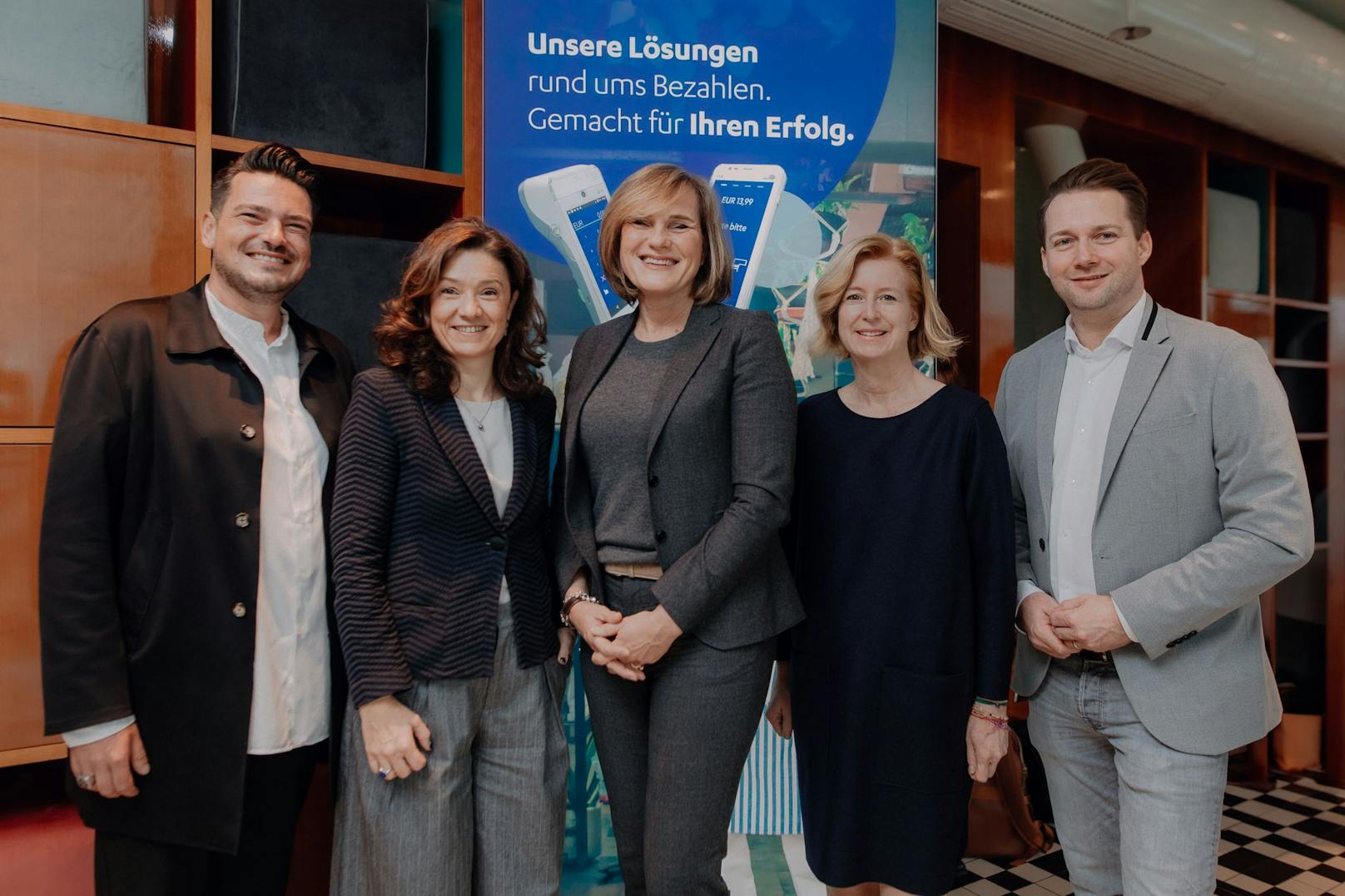 Damir Leko (Nexi Austria GmbH), Petia Niederländer (Oesterreichische Nationalbank), Carola Wahl (Nexi DACH), Birgit Kraft-Kinz (KRAFTKINZ) und Rainer Will (Handelsverband) bei der gemeinsamen Pressekonferenz am 19. Oktober.