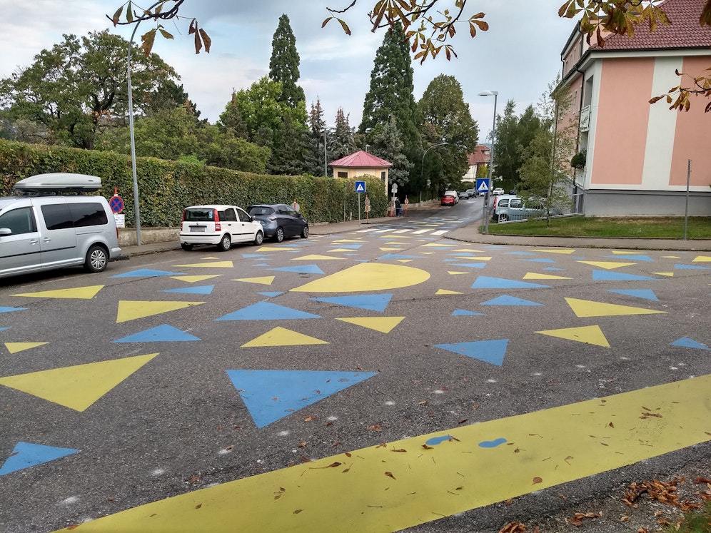 Die geometrischen Formen am Asphalt im Nahbereich von Schulen bewirkte eine Geschwindigkeitsreduktion von Kraftfahrzeugen sowie die erhöhte Bereitschaft, vor dem Schutzweg anzuhalten.