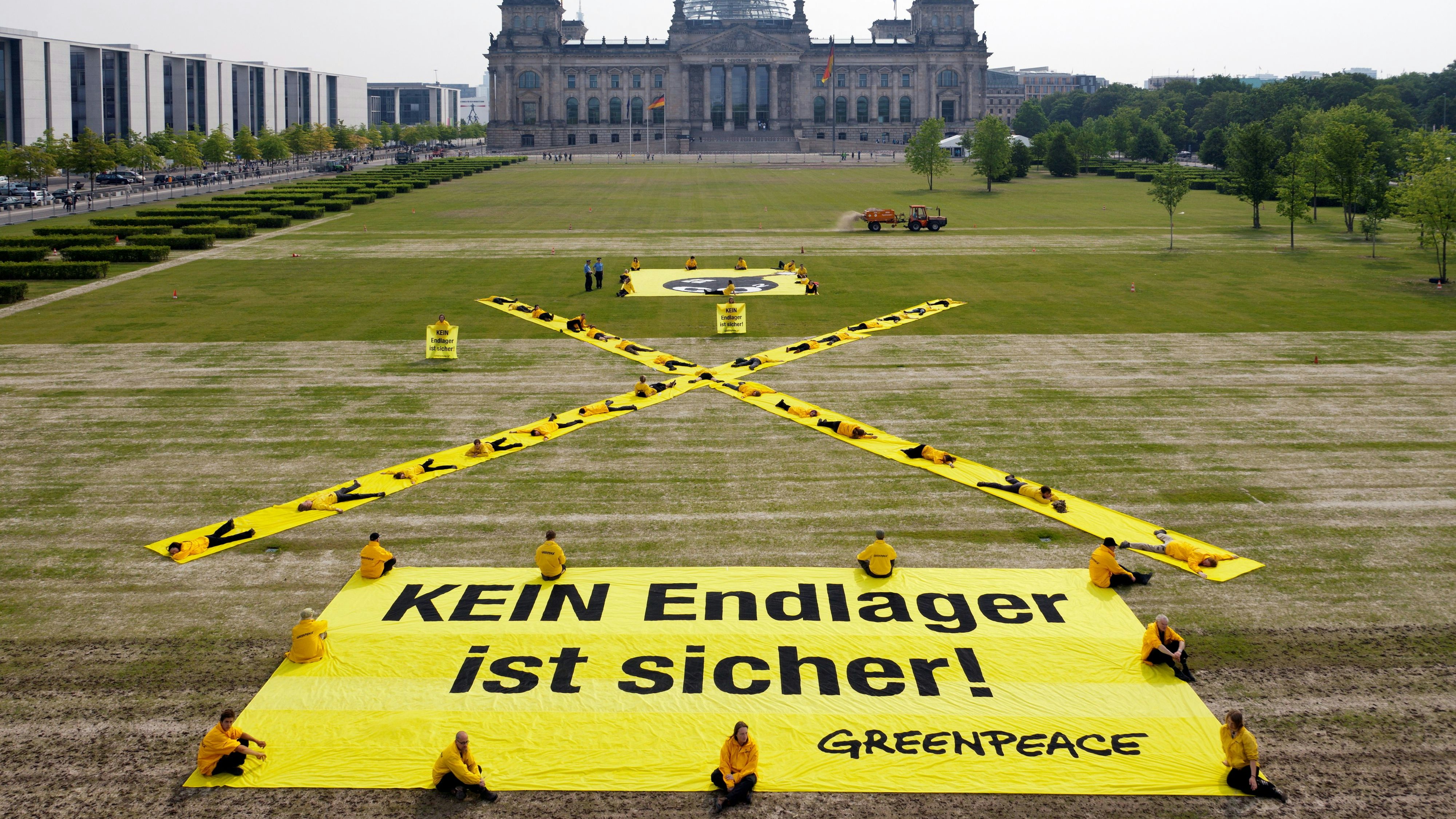Download von www.picturedesk.com am 19.10.2023 (15:13).  Berlin, Greenpeace Protest auf Wiese vor dem Reichstag gegen CO2 Verpressung, ca. 60 Aktivisten der Umweltschutzorganisation protestieren, demonstrieren gegen geplante Atomendlager, Co2 Endlager in Deutschland, Banner, Motto, "Kein Endlager ist sicher", symbolisch tickende Zeitbomben, X Symbol, Zeichen, Widerstand, Demonstration, Engagement, Aktion, Zivilcourage, Kampagne, Umweltschutz, Radioaktivitaet, Atomkraft, Gegner, gegen, Anti, Atompolitik, Politik, Europa, Deutschland, Berlin, Tiergarten, 12.05.2011, QF;.(Bildtechnik: sRGB, 49.99 MByte vorhanden)  +++ nur für redaktionelle nutzung frei +++ - 20110512_PD7987 - Rechteinfo: Rights Managed (RM) Achtung Mindestpreis - nicht zum Listenpreis erhÃ¤ltlich Nur fÃ¼r redaktionelle Nutzung!