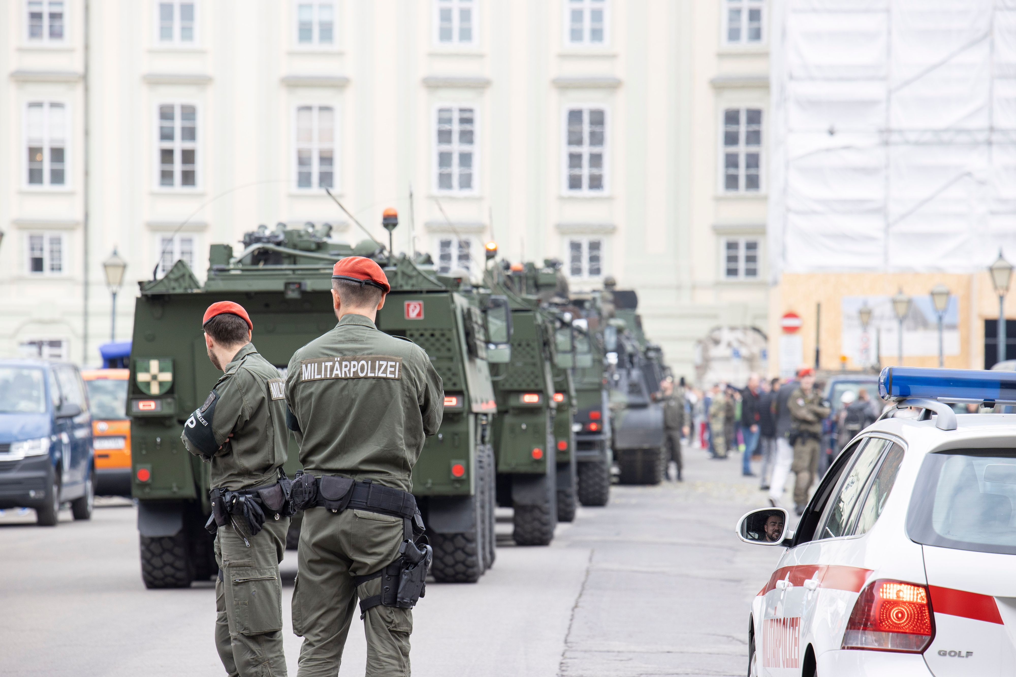 Panzer auf dem Heldenplatz – hier ein Archivfoto. Die Bundesregierung hat die Terrorwarnstufe erneut erhöht.