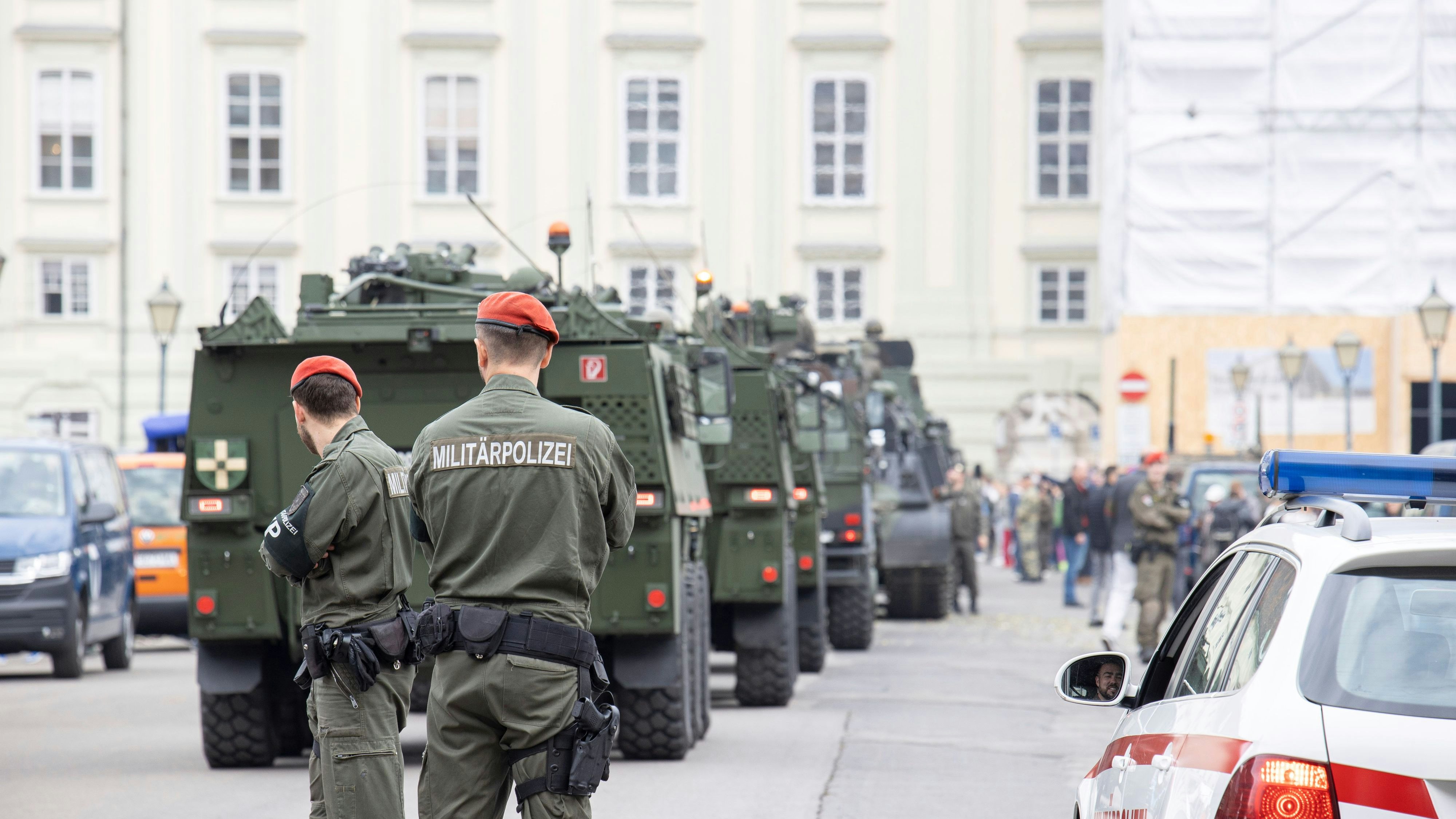 Panzer auf der Ringstraße - hier ein Archivfoto. Die Bundesregierung hat die Terrorwarnstufe erneut erhöht.