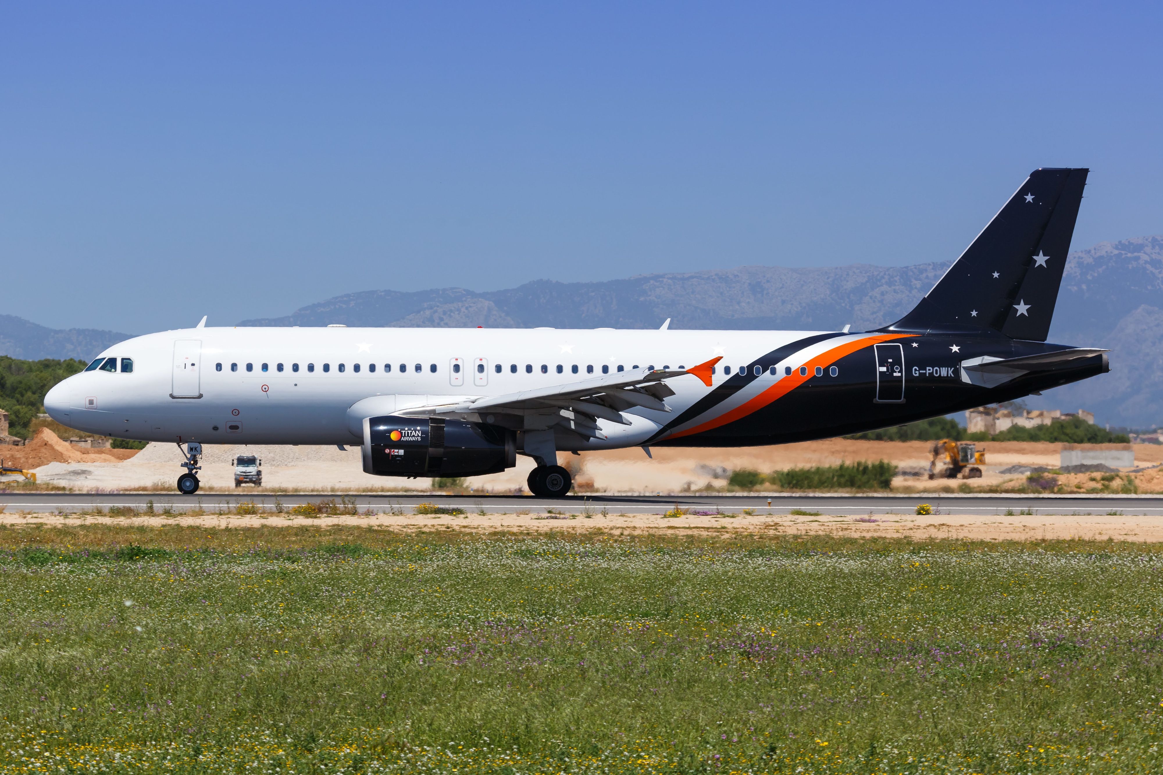Ein Titan Airways Airbus A320 am Flughafen von Palma de Mallorca (Spanien; Symbolbild)