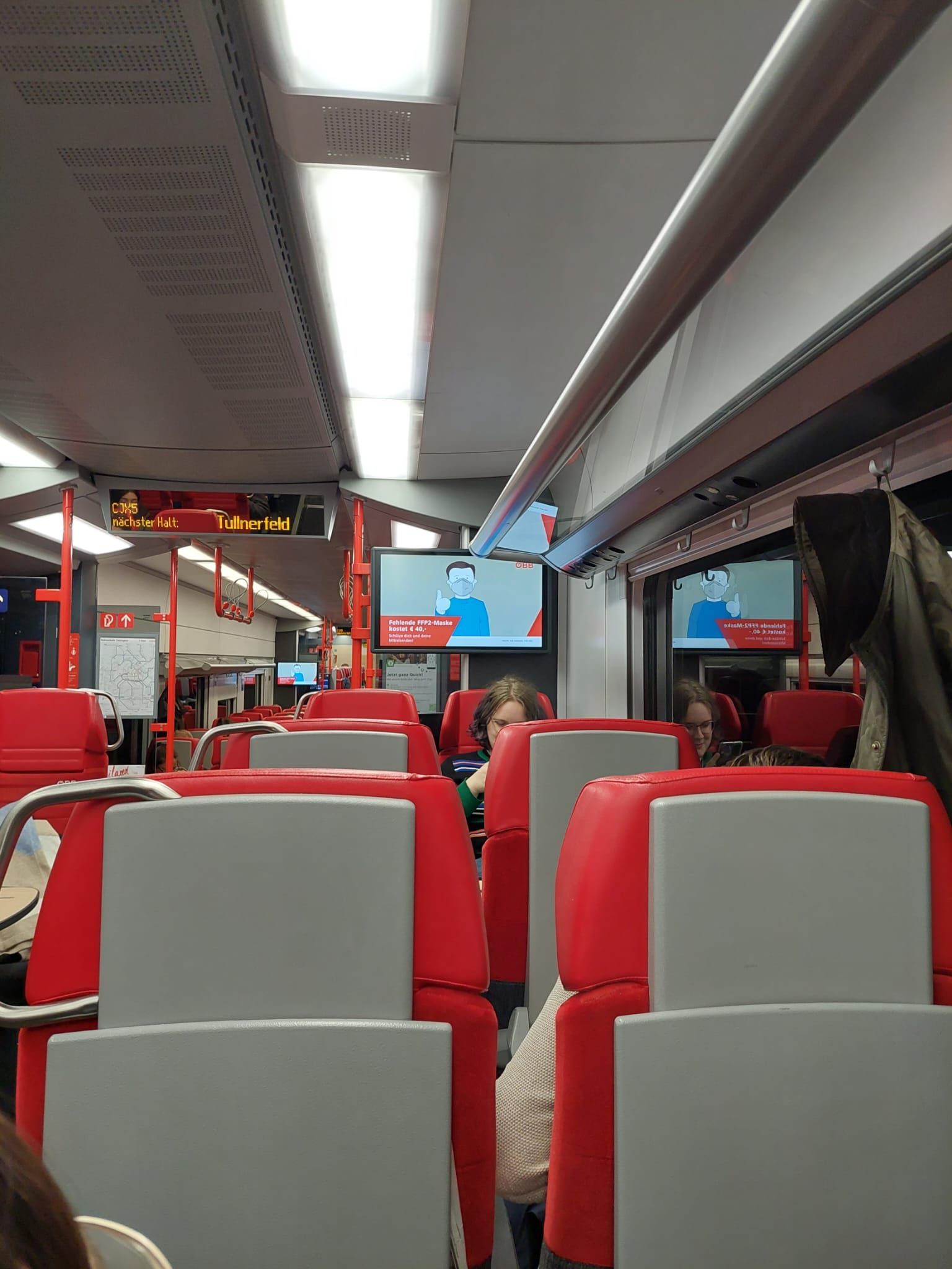 In Dauerschleife wurde auf die Maskenpflicht auf der Strecke Wien - St. Pölten hingewiesen.
