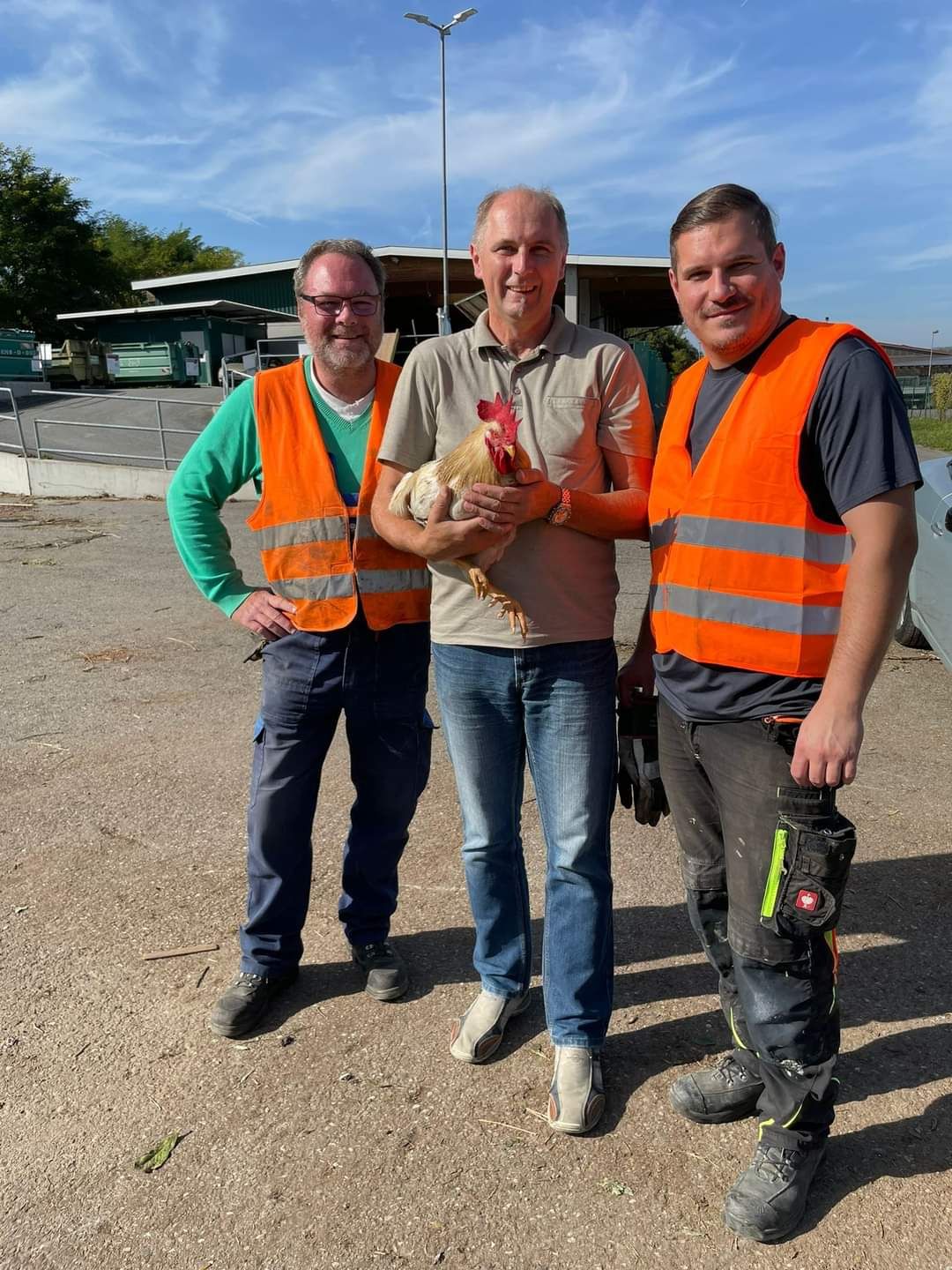 Johann Gruber mit dem auferstandenen Hahn und den Mitarbeitern vom GVU.