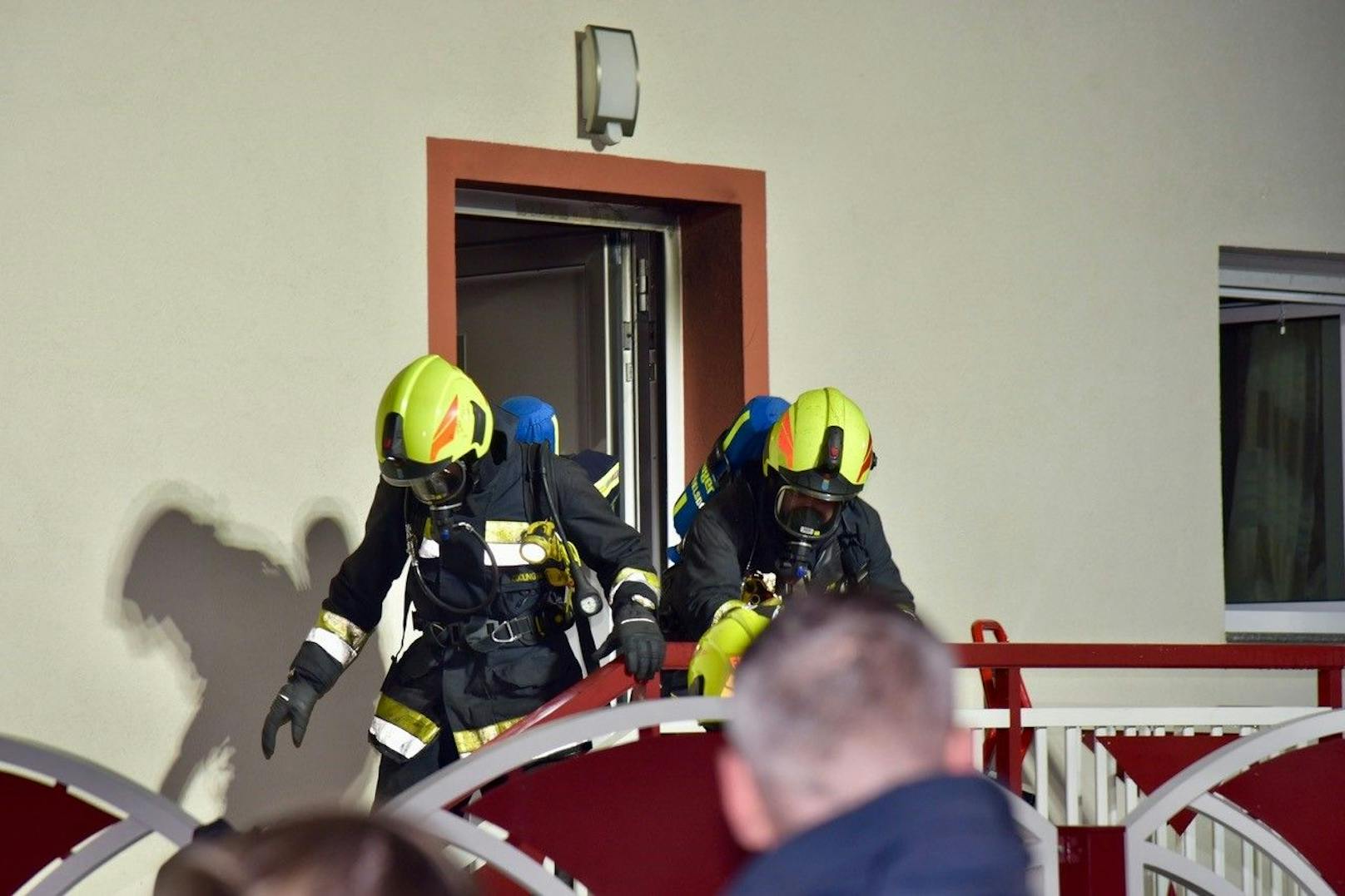 Die Feuerwehr rettete die Familie aus dem stark verrauchten Haus.