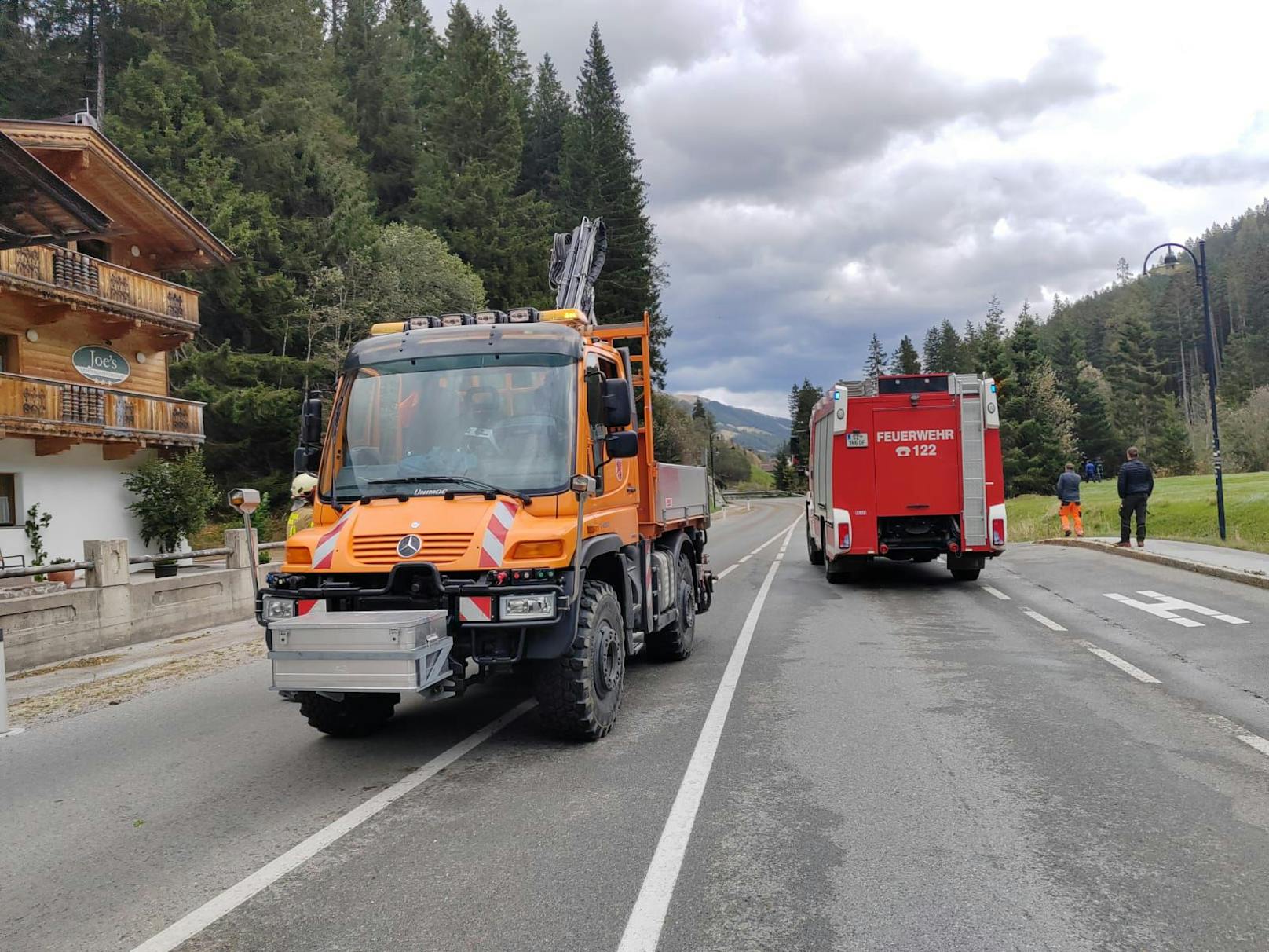 Sturmschäden nahe Zell am Ziller: Zwischen Hainzenberg und Gmünd musste die Straße wegen umgestürzter Bäume in beiden Richtungen gesperrt werden.