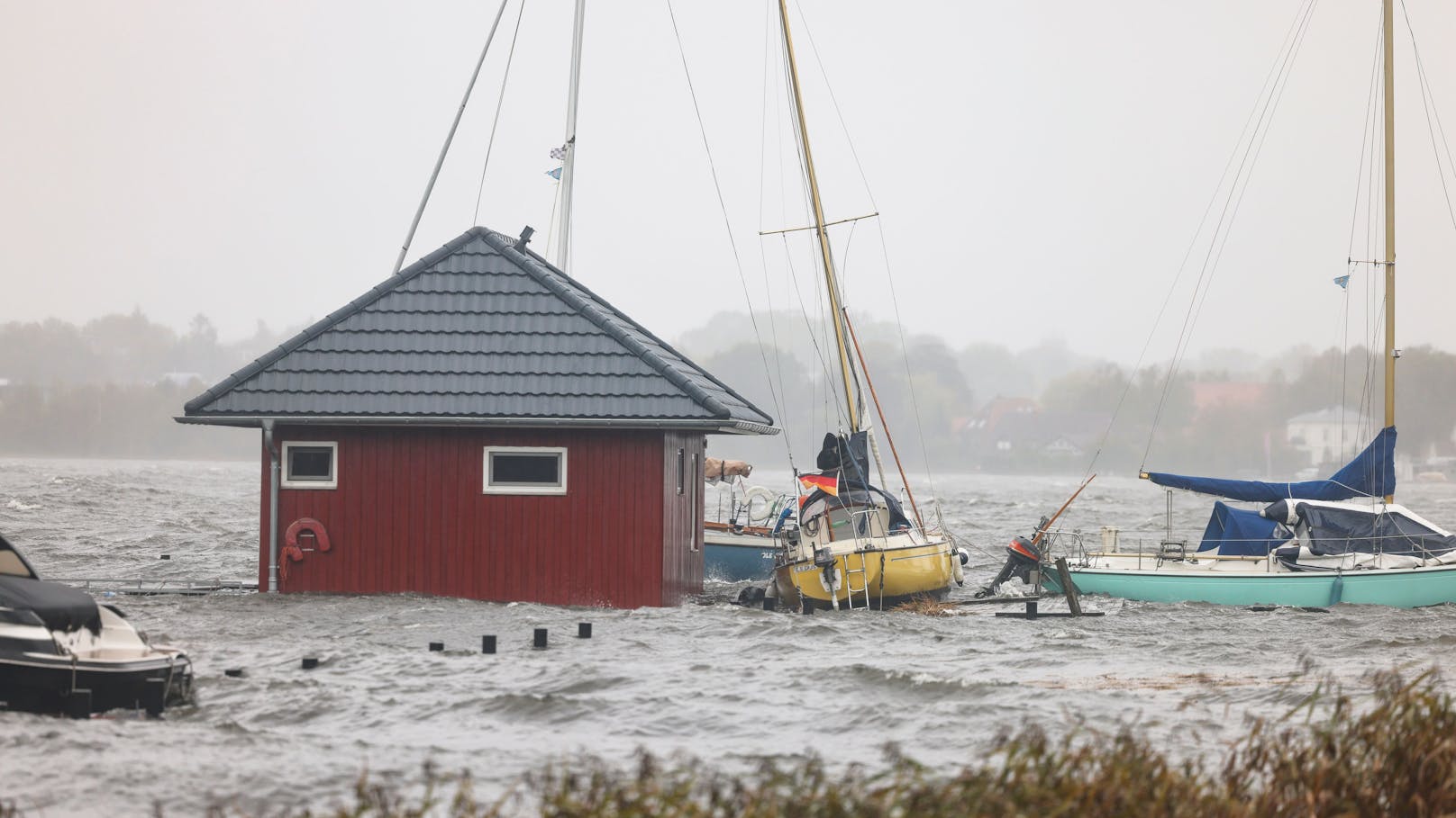 Der Sturm tobt über Schleswig-Holstein. In Flensburg stieg der Wasserpegel zwei Meter über seinen Normalwert.