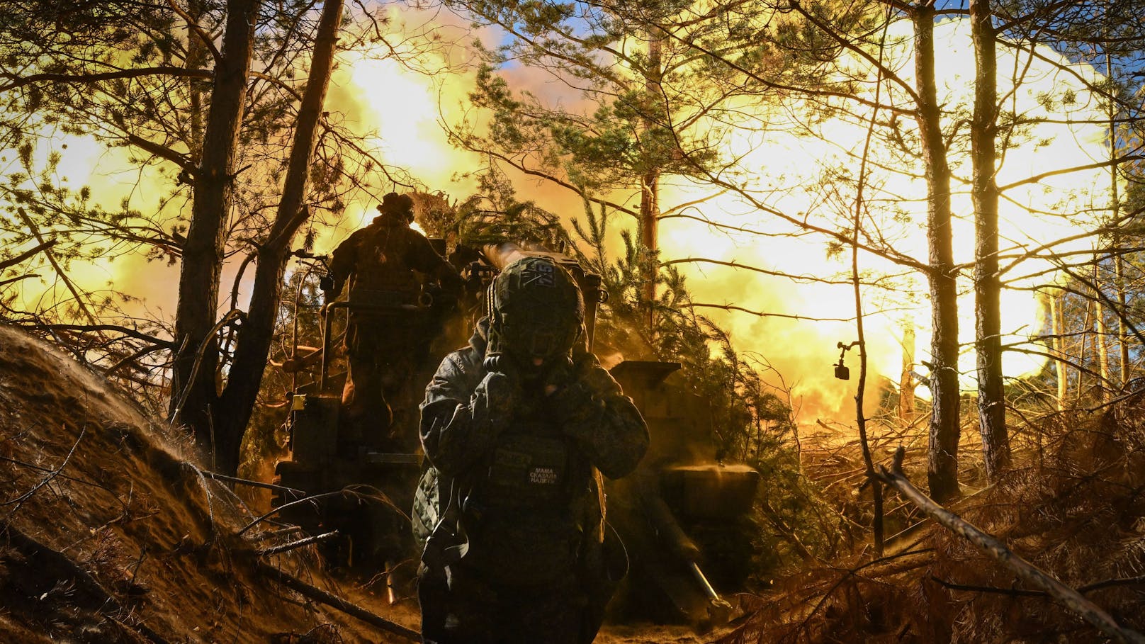 Russische Soldaten beim Abfeuern einer Haubitze vom Typ 2S5 Giazint-S ("Hyazinthe") auf ukrainische Positionen am 12. Oktober 2023.