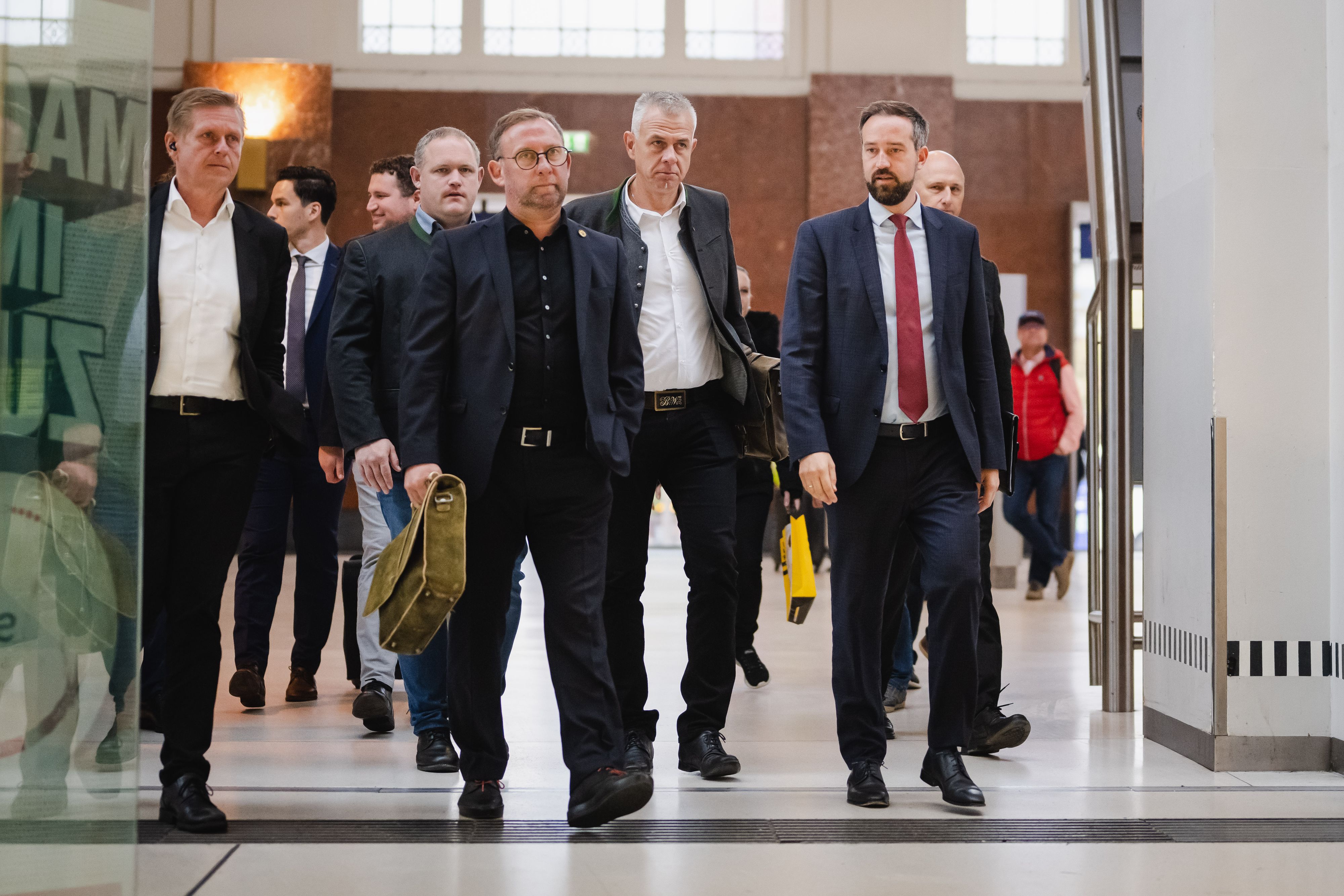 Mit dem Zug landen Salzburgs Landeshauptmann-Stellvertreter <strong>Stefan Schnöll</strong> (rechts) und sieben Bürgermeister aus dem Tennengau und Pongau in Wien.
