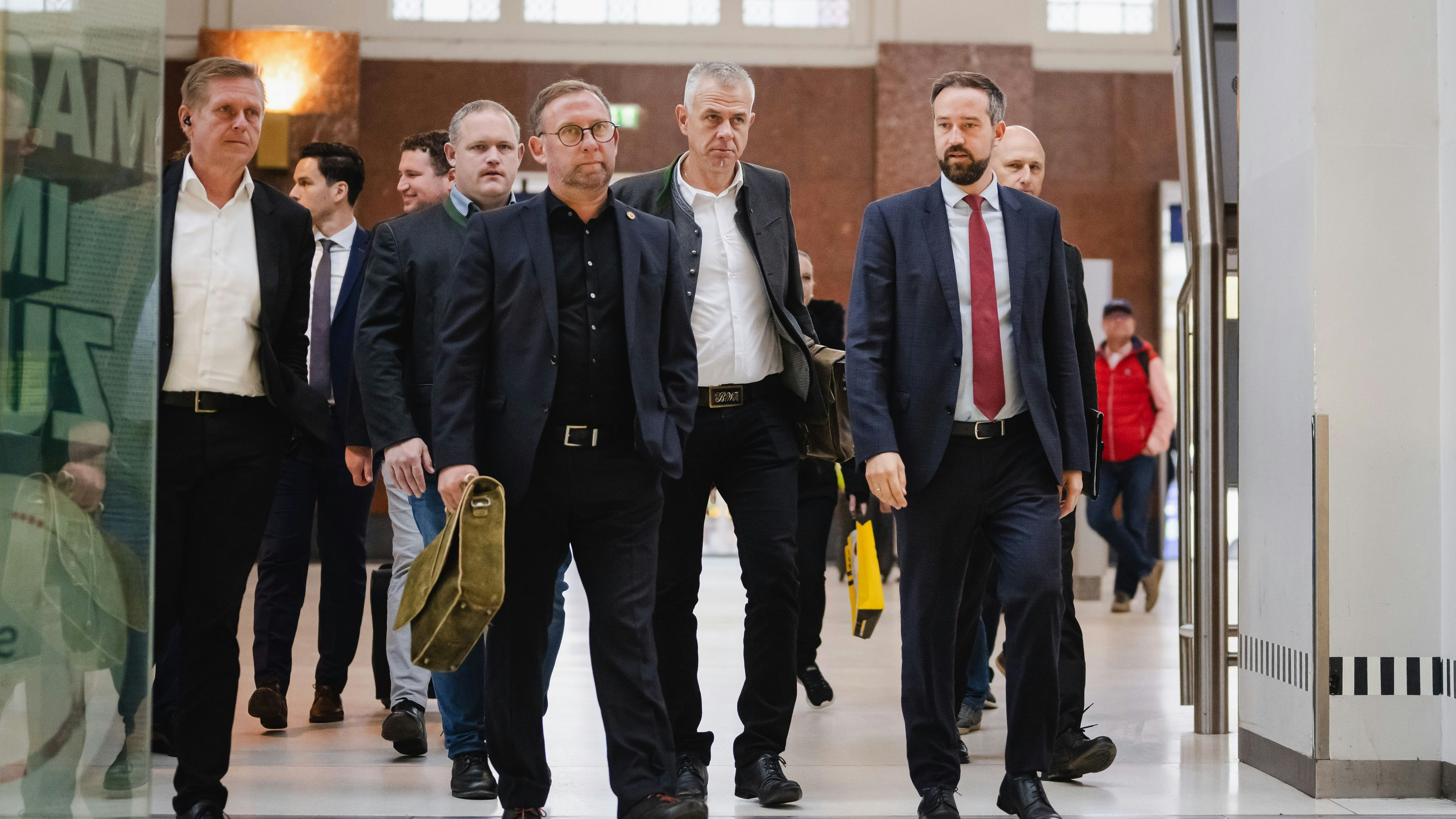 Landeshauptmann-Stellvertreter Stefan Schnöll und sieben Bürgermeister aus dem Tennengau und Pongau bei der Abreise zum Verkehrsgipfel nach Wien. Sie treffen sich in Wien zu Gesprächen mit Bundesministerin Leonore Gewessler und der ASFINAG, um Lösungen für die Staus versursacht durch die Tunnelsanierungen entlang der Tauernautobahn zu finden. im Bild: Thomas Freylinger (Bürgermeister Kuchl), Peter Harlander (Bürgermeister Gollling), Hansjörg Obinger (Bürgermeister Bischofshofen), Bernhard Weiß (Bürgermeister  Pfarrwerfen), Landeshauptmann-Stellvertreter Stefan Schnöll  Foto: Land Salzburg/Neumayr/Schaad, Landeshauptmann-Stellvertreter Stefan Schnöll und sieben Bürgermeister aus dem Tennengau und Pongau bei der Abreise zum Verkehrsgipfel nach Wien. Sie treffen sich in Wien zu Gesprächen mit Bundesministerin Leonore Gewessler und der ASFINAG, um Lösungen für die Staus versursacht durch die Tunnelsanierungen entlang der Tauernautobahn zu finden. im Bild: Thomas Freylinger (Bürgermeister Kuchl), Peter Harlander (Bürgermeister Gollling), Hansjörg Obinger (Bürgermeister Bischofshofen), Bernhard Weiß (Bürgermeister  Pfarrwerfen), Landeshauptmann-Stellvertreter Stefan Schnöll  Foto: Land Salzburg/Neumayr/Schaad, Landeshauptmann-Stellvertreter Stefan Schnöll reist am Freitag den 20. Oktober 2023 mit dem Zug nach Wien zu Gesprächen mit Bundesministerin Leonore Gewessler. Ziel ist die Problemlösung für die Tunnelbaustelle entlang der A10. Mit dabei sind die Bürgermeister aus Bischofshofen, Werfen, Kuchl, Pfarrwerfen und Golling.  Thomas Freylinger (Bürgermeister Kuchl), Peter Harlander (Bürgermeister Gollling), Hansjörg Obinger (Bürgermeister Bischofshofen), Bernhard Weiß (Bürgermeister  Pfarrwerfen), Stefan Schnöll (Verkehrslandesrat) Foto: Land Salzburg/Neumayr/Schaad