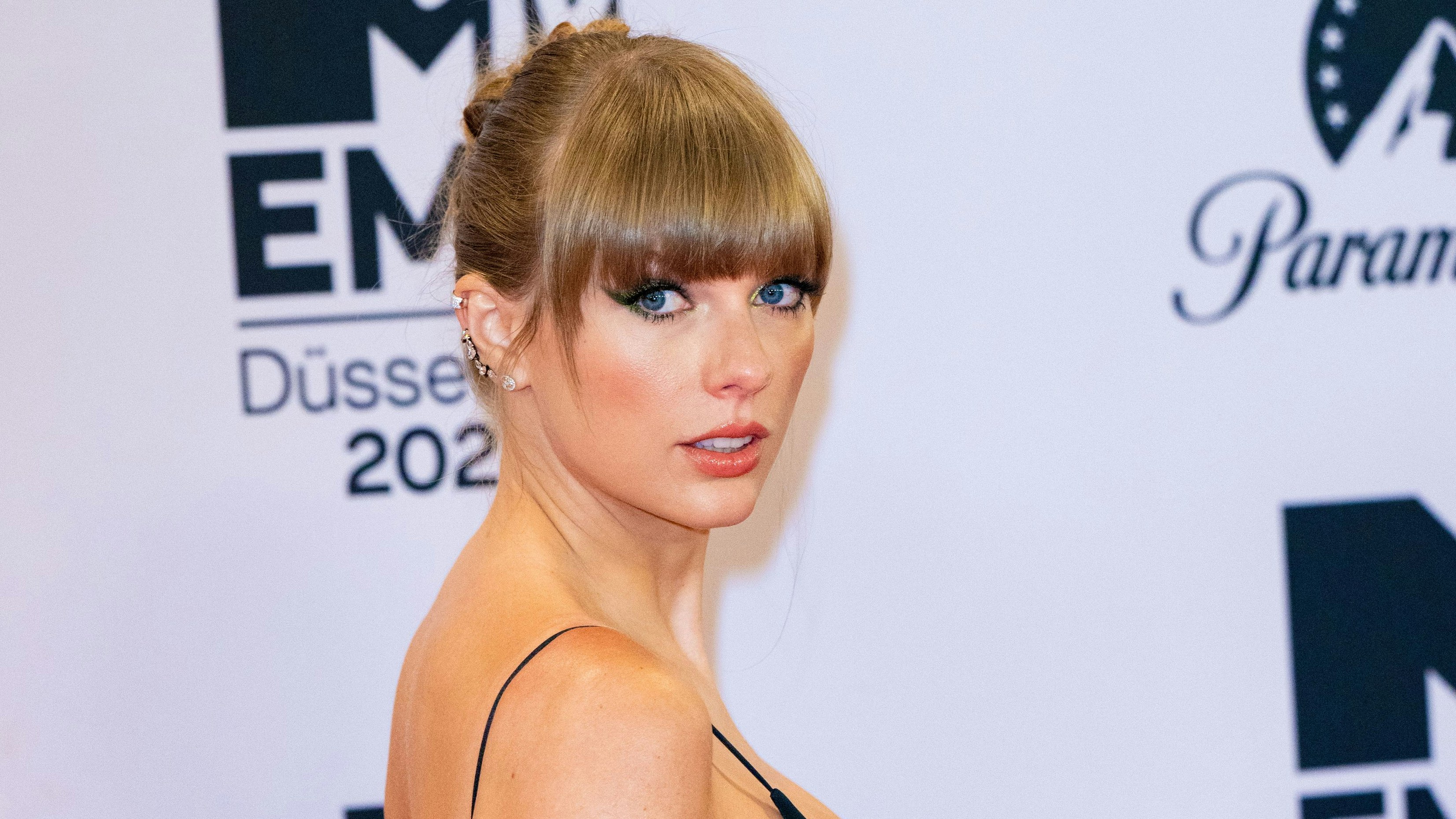 Download von www.picturedesk.com am 20.10.2023 (07:58).  ACT -- Taylor Swift attending the 2022 MTV EMAs at the PSD Bank Dome in Dusseldorf, Germany. - 20221114_PD1461 - Rechteinfo: Rights Managed (RM)