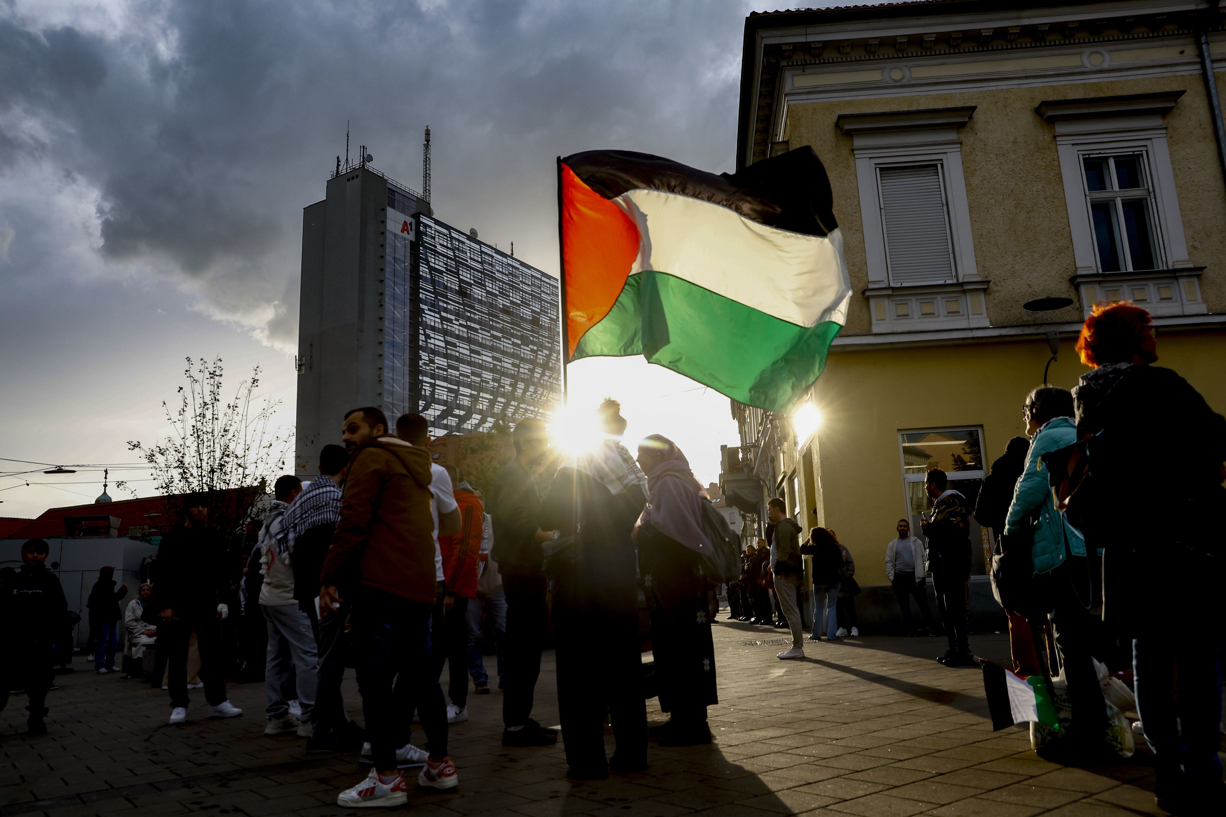Download von www.picturedesk.com am 20.10.2023 (20:44).  ABD0143_20231020 - GRAZ - ÖSTERREICH: Teilnehmer und Polizisten anl. einer angekündigten, aber behördlich untersagten, Pro-Palästina Demonstration am Freitag, 20. Oktober 2023, in Graz. - FOTO: APA/ERWIN SCHERIAU - 20231020_PD7185 - Rechteinfo: Rights Managed (RM)