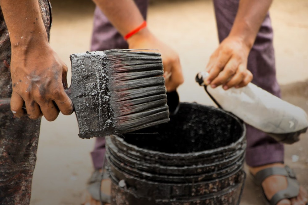 Der Mann ging mit Pinsel und schwarzer Farbe zu Werke. Symbolbild.