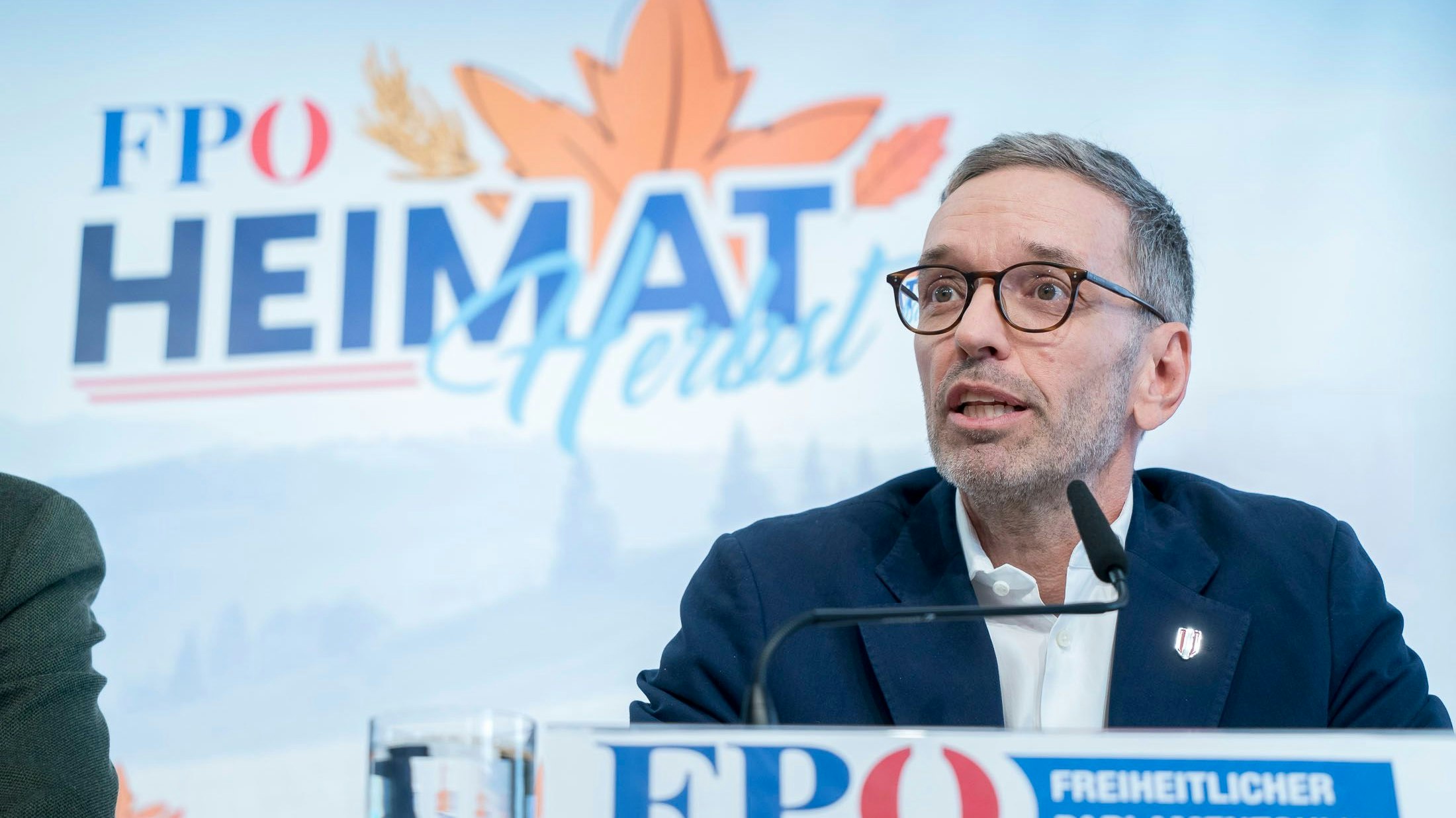 pressekonferenz der fpö mit präsentation ihrer herbstkampagne, mit michael schnedlitz und herbert kickl, heimat, herbst, 20230927 foto: helmut graf/tageszeitung heute