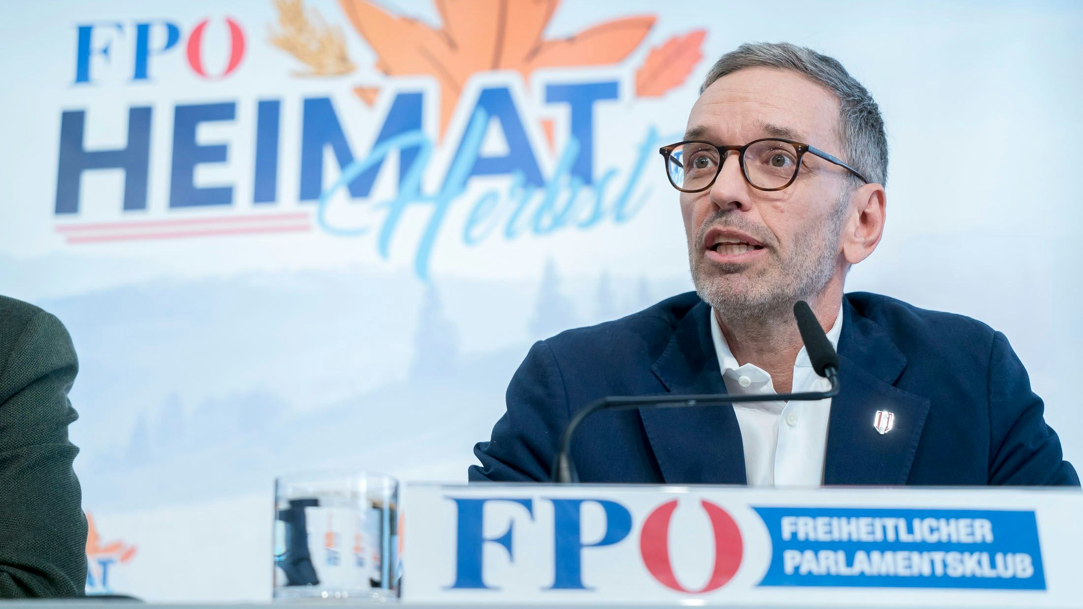 pressekonferenz der fpö mit präsentation ihrer herbstkampagne, mit michael schnedlitz und herbert kickl, heimat, herbst, 20230927 foto: helmut graf/tageszeitung heute