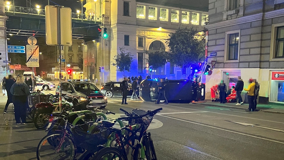 Zwei Pkw krachten Mittwochabend am Währinger Gürtel zusammen.