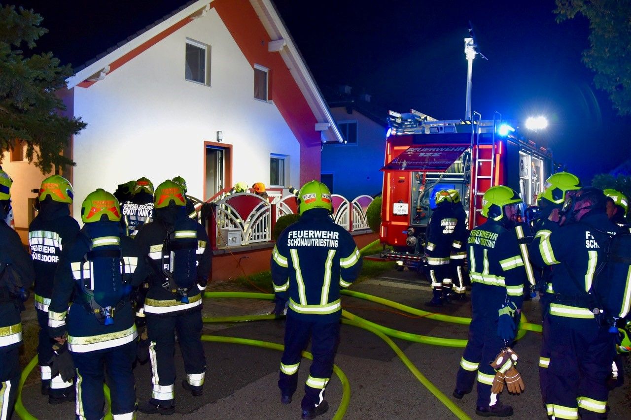 Kurz vor Mitternacht brach in einem Einfamilienhaus ein Feuer aus.