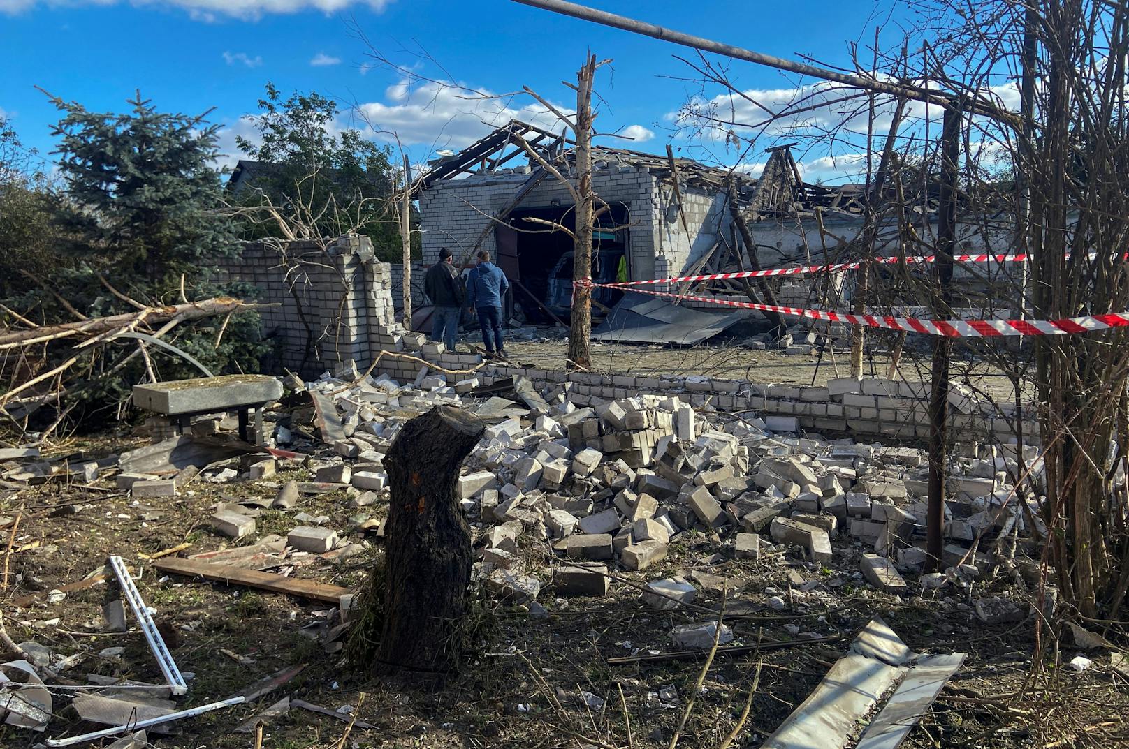 Schäden nach russischen Angriffen auf Obuchiwka in der Region Dnipro am 18. Oktober 2023.