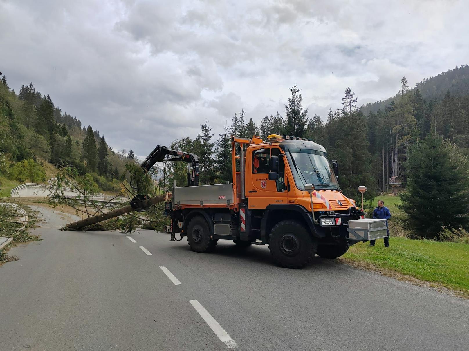 Sturmschäden nahe Zell am Ziller: Zwischen Hainzenberg und Gmünd musste die Straße wegen umgestürzter Bäume in beiden Richtungen gesperrt werden.