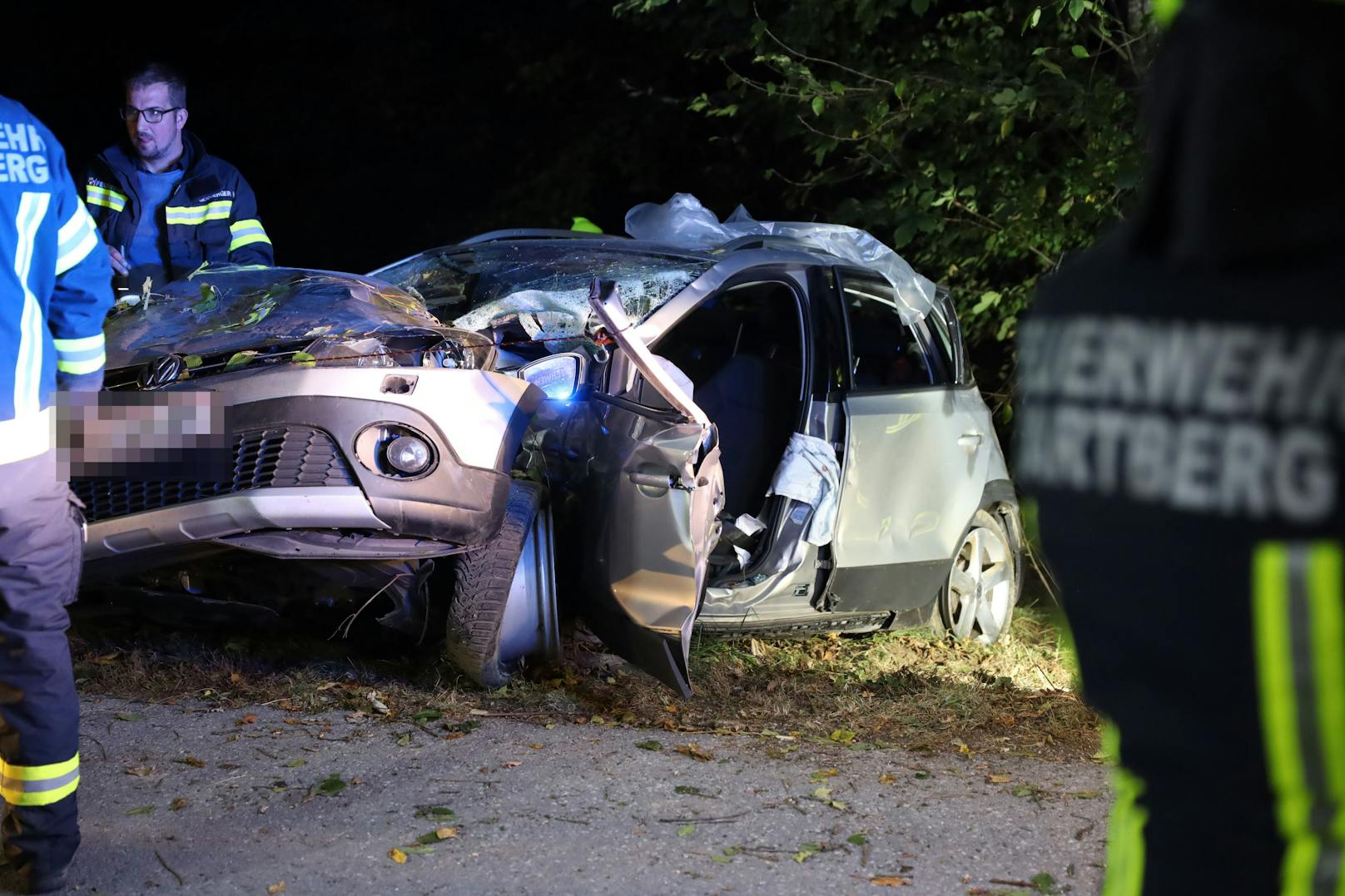 Vier Verletzte hat in der Nacht auf Samstag ein schwerer Verkehrsunfall in Wartberg an der Krems (Bezirk Kirchdorf an der Krems) gefordert, bei dem ein Auto gegen einen Baum geprallt ist.